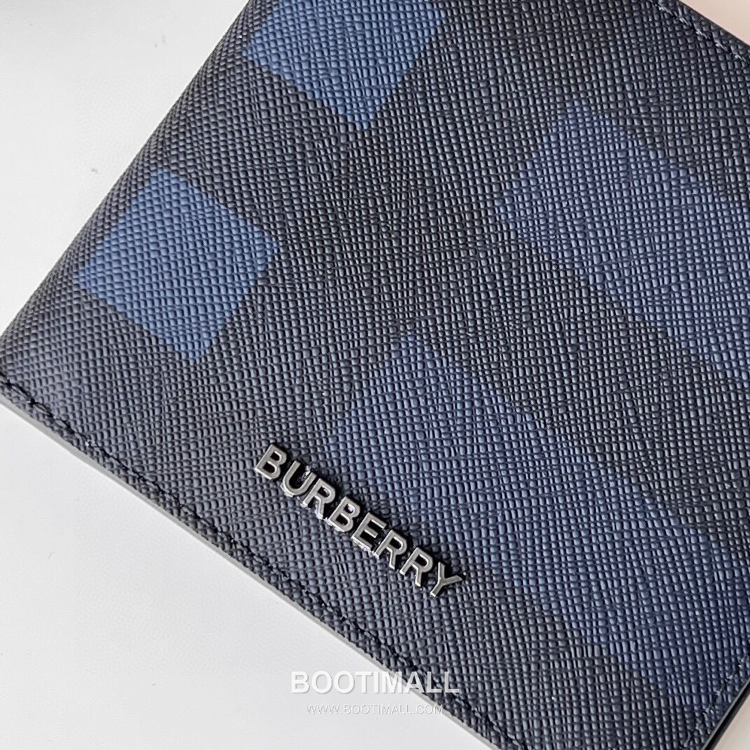 Burberry London Check Grained Calfskin Compact Bi-Fold Wallet with B Logo Detail 버버리 런던 체크 그레인 송아지 가죽 컴팩트 반지갑 B 로고 823128 11cm 5