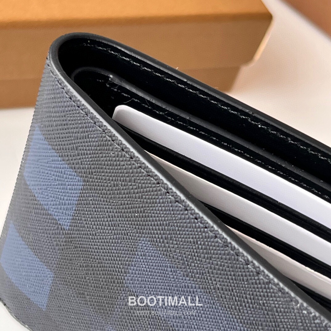 Burberry London Check Grained Calfskin Compact Bi-Fold Wallet with B Logo Detail 버버리 런던 체크 그레인 송아지 가죽 컴팩트 반지갑 B 로고 823128 11cm 6