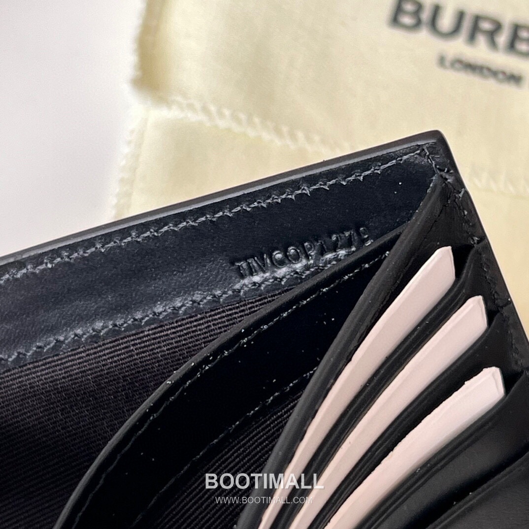 Burberry London Check Grained Calfskin Compact Bi-Fold Wallet with B Logo Detail 버버리 런던 체크 그레인 송아지 가죽 컴팩트 반지갑 B 로고 823128 11cm 9
