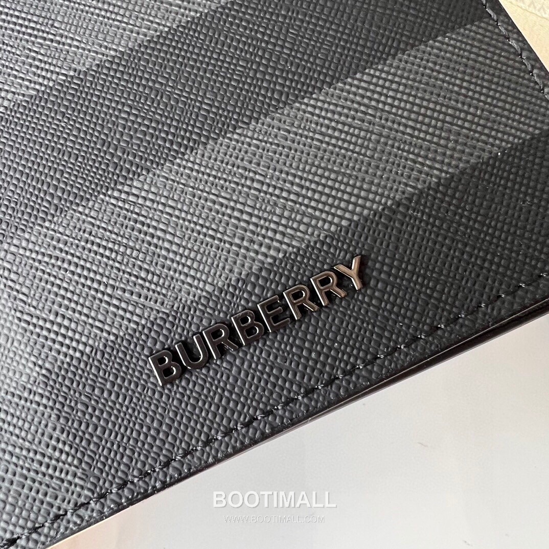 Burberry London Check Grained Calfskin Compact Bi-Fold Wallet with B Logo Detail 버버리 런던 체크 그레인 송아지 가죽 컴팩트 반지갑 B 로고 823128 11cm 5
