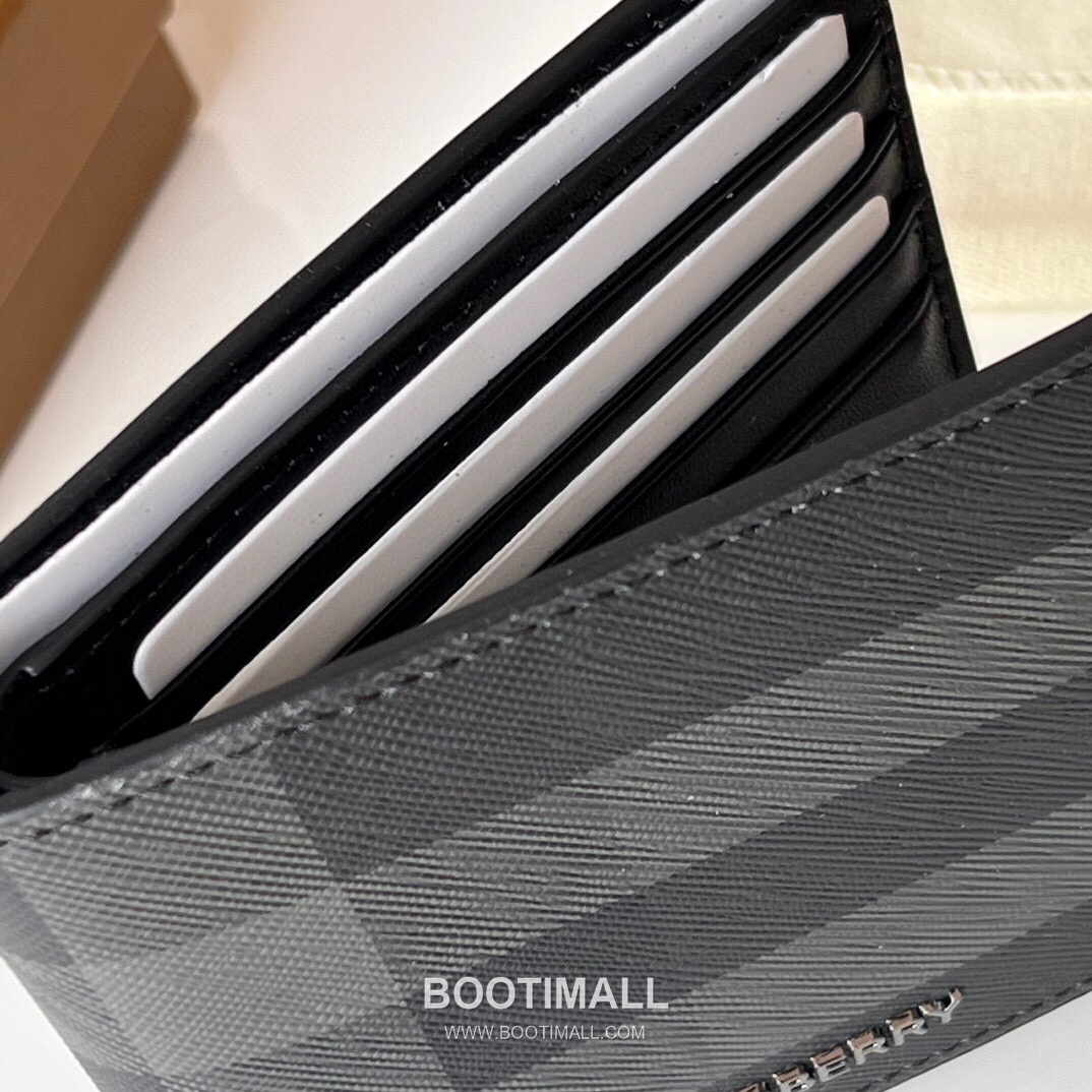 Burberry London Check Grained Calfskin Compact Bi-Fold Wallet with B Logo Detail 버버리 런던 체크 그레인 송아지 가죽 컴팩트 반지갑 B 로고 823128 11cm 6