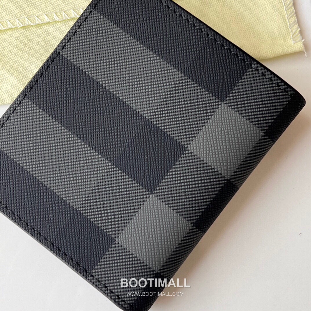 Burberry London Check Grained Calfskin Compact Bi-Fold Wallet with B Logo Detail 버버리 런던 체크 그레인 송아지 가죽 컴팩트 반지갑 B 로고 108129 9cm 4