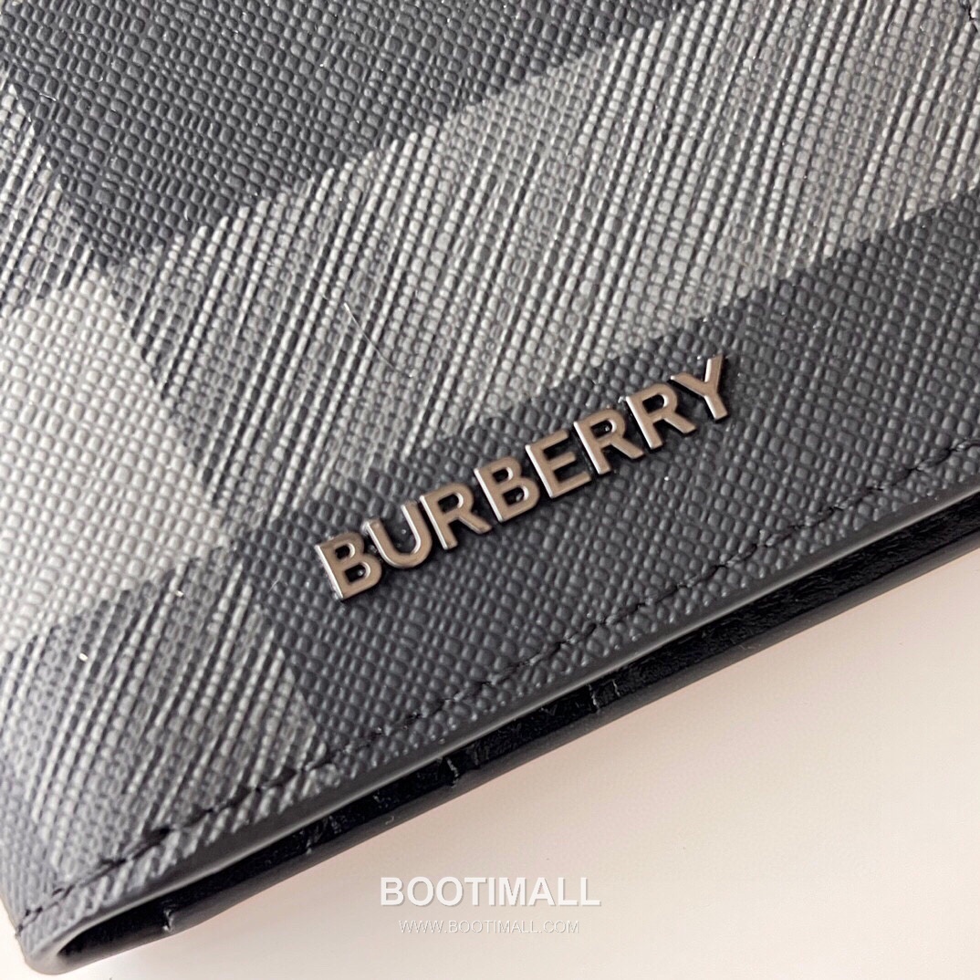 Burberry London Check Grained Calfskin Compact Bi-Fold Wallet with B Logo Detail 버버리 런던 체크 그레인 송아지 가죽 컴팩트 반지갑 B 로고 108129 9cm 5
