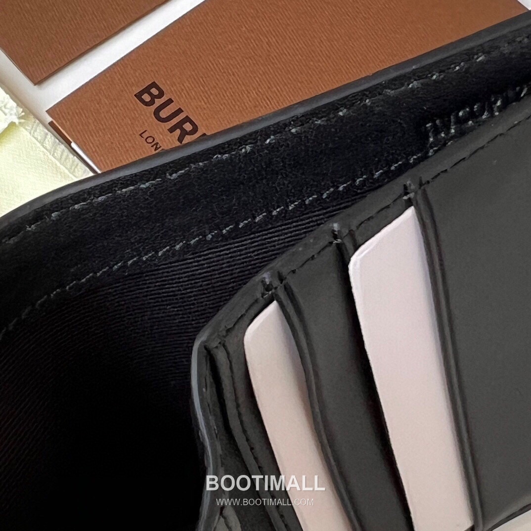 Burberry London Check Grained Calfskin Compact Bi-Fold Wallet with B Logo Detail 버버리 런던 체크 그레인 송아지 가죽 컴팩트 반지갑 B 로고 108129 9cm 8