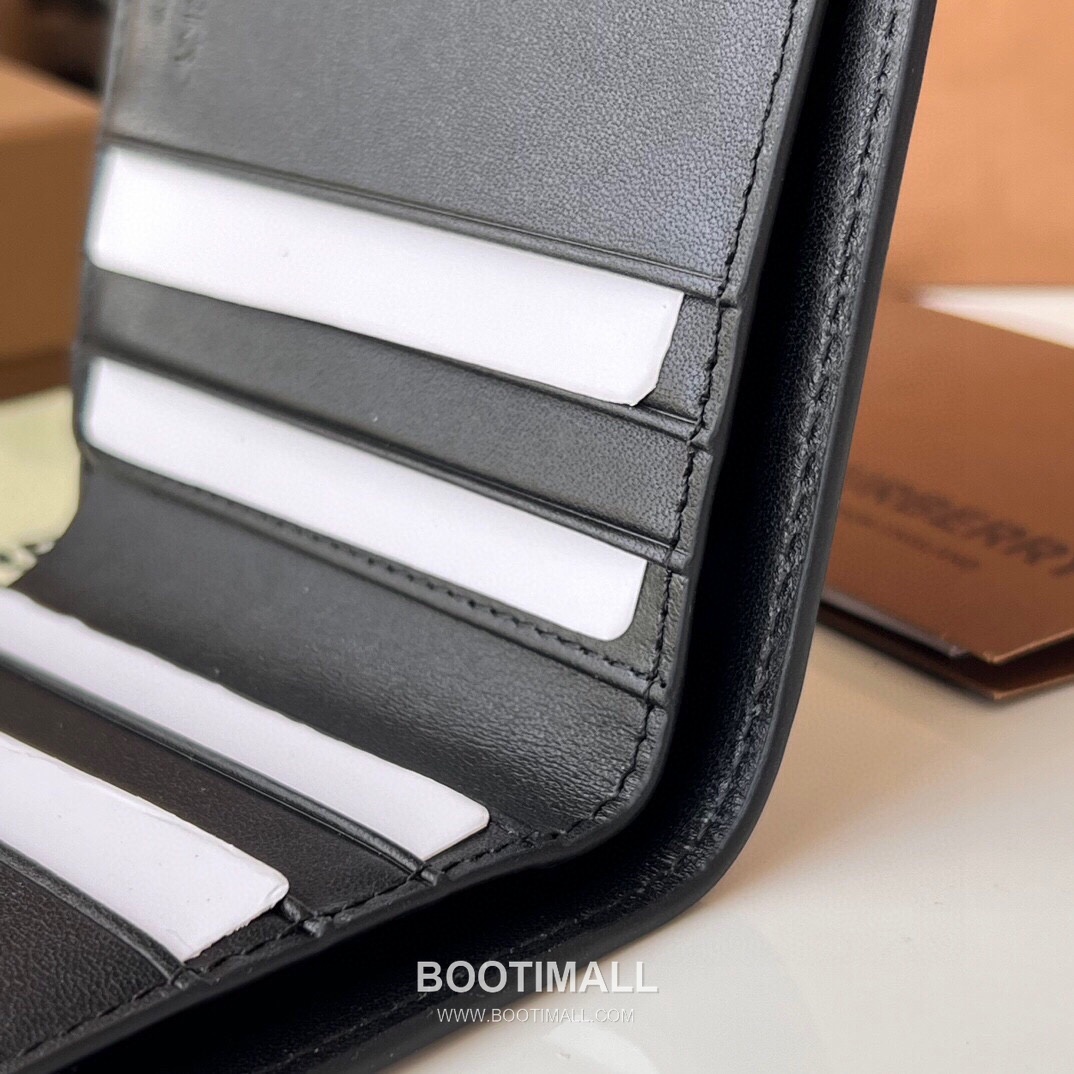 Burberry London Check Grained Calfskin Compact Bi-Fold Wallet with B Logo Detail 버버리 런던 체크 그레인 송아지 가죽 컴팩트 반지갑 B 로고 108129 9cm 9