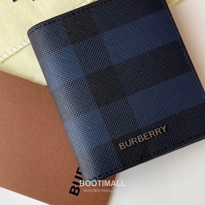 Burberry London Check Grained Calfskin Compact Bi-Fold Wallet with B Logo Detail 버버리 런던 체크 그레인 송아지 가죽 컴팩트 반지갑 B 로고 108129 9cm 3