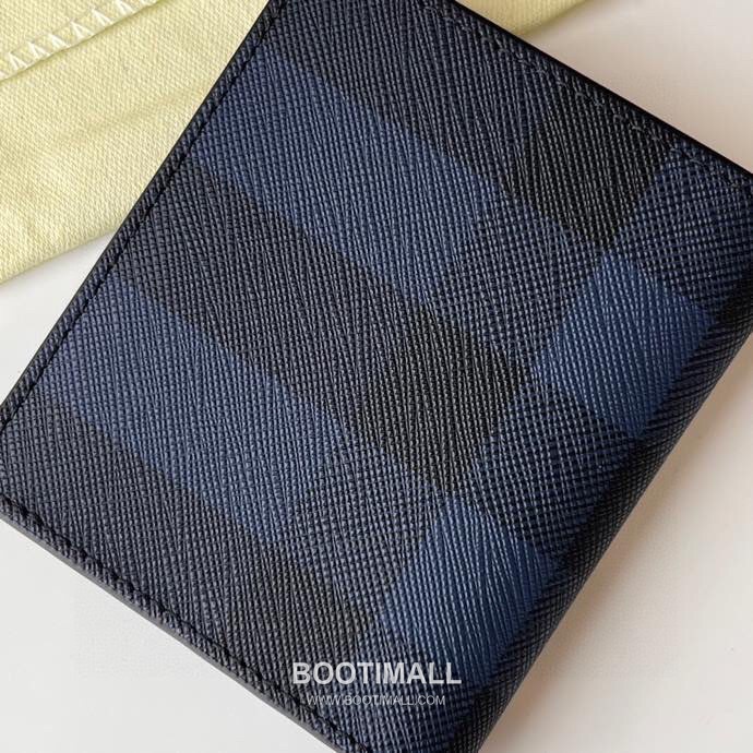 Burberry London Check Grained Calfskin Compact Bi-Fold Wallet with B Logo Detail 버버리 런던 체크 그레인 송아지 가죽 컴팩트 반지갑 B 로고 108129 9cm 4