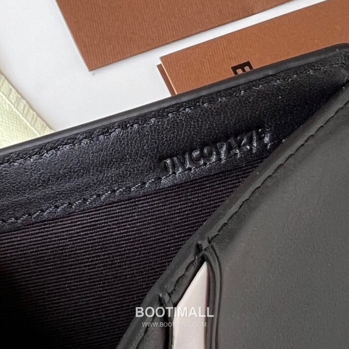 Burberry London Check Grained Calfskin Compact Bi-Fold Wallet with B Logo Detail 버버리 런던 체크 그레인 송아지 가죽 컴팩트 반지갑 B 로고 108129 9cm 8