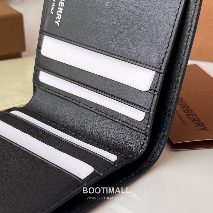 Burberry London Check Grained Calfskin Compact Bi-Fold Wallet with B Logo Detail 버버리 런던 체크 그레인 송아지 가죽 컴팩트 반지갑 B 로고 108129 9cm 9