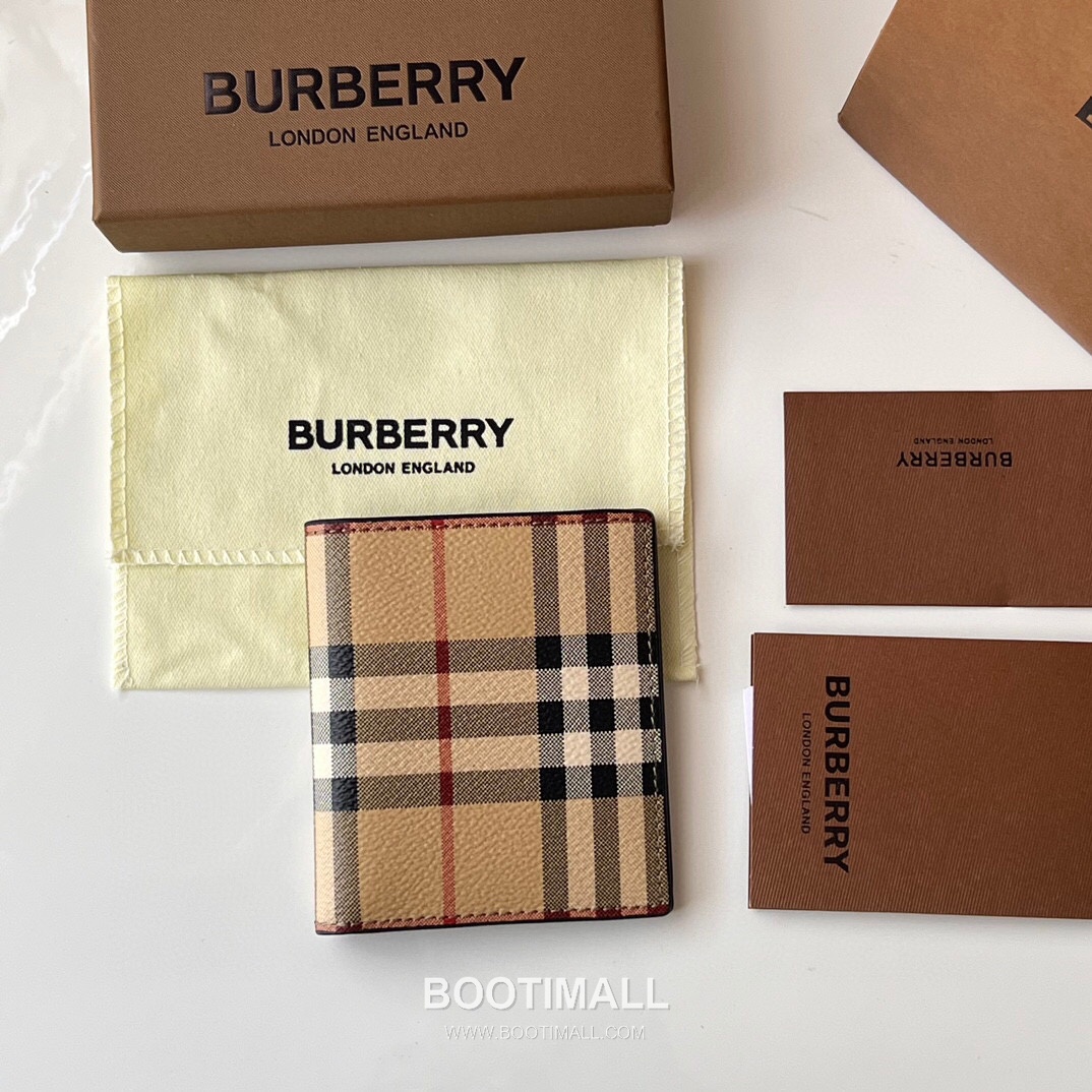 Burberry London Check Grained Calfskin Compact Bi-Fold Wallet with B Logo Detail 버버리 런던 체크 그레인 송아지 가죽 컴팩트 반지갑 B 로고 108129 9cm 2