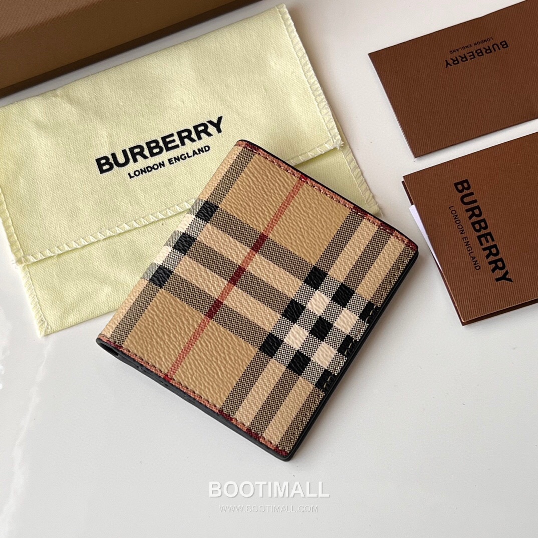 Burberry London Check Grained Calfskin Compact Bi-Fold Wallet with B Logo Detail 버버리 런던 체크 그레인 송아지 가죽 컴팩트 반지갑 B 로고 108129 9cm 3