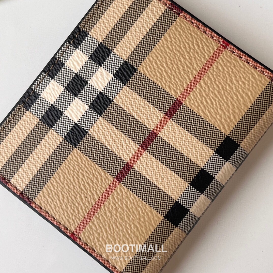 Burberry London Check Grained Calfskin Compact Bi-Fold Wallet with B Logo Detail 버버리 런던 체크 그레인 송아지 가죽 컴팩트 반지갑 B 로고 108129 9cm 4