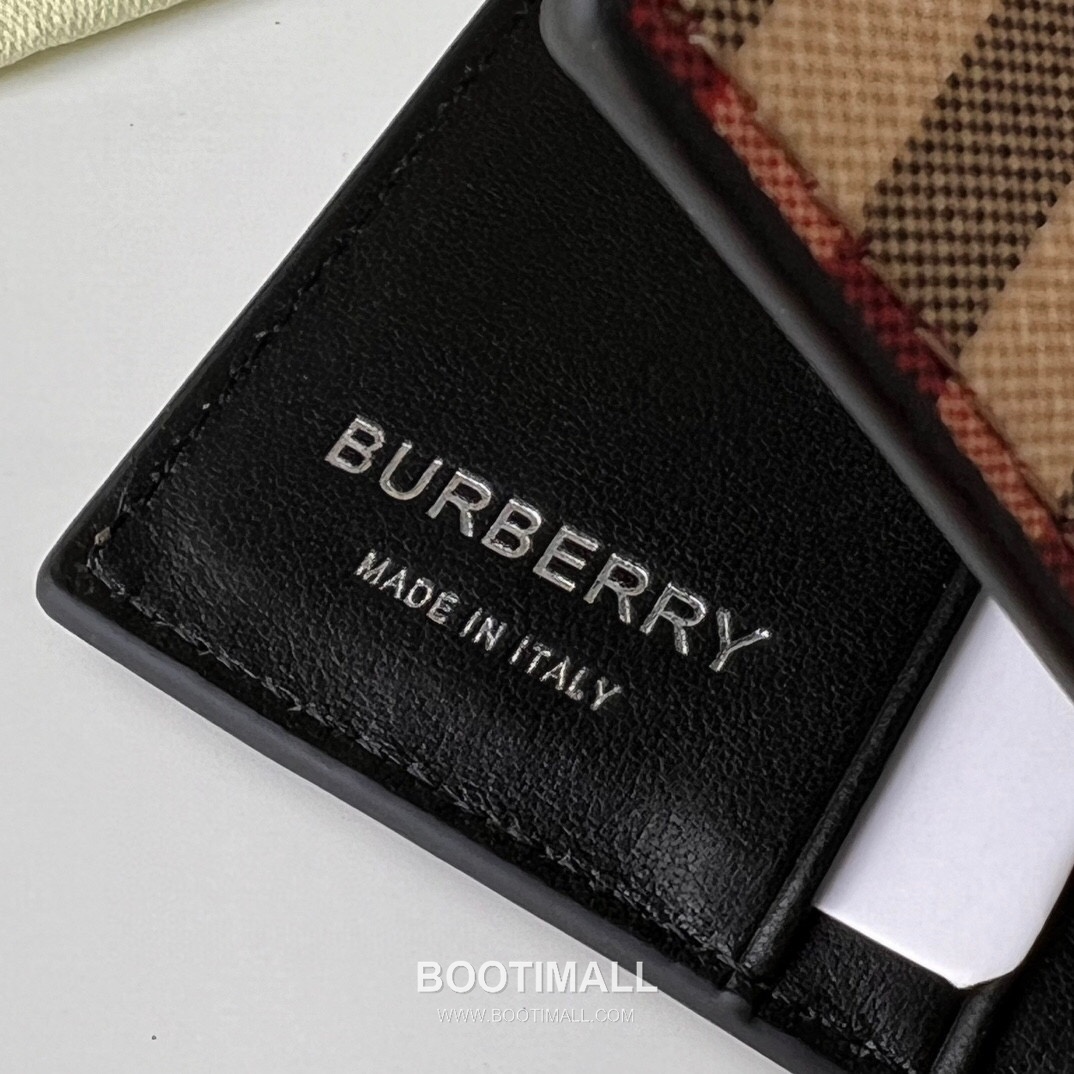 Burberry London Check Grained Calfskin Compact Bi-Fold Wallet with B Logo Detail 버버리 런던 체크 그레인 송아지 가죽 컴팩트 반지갑 B 로고 108129 9cm 5