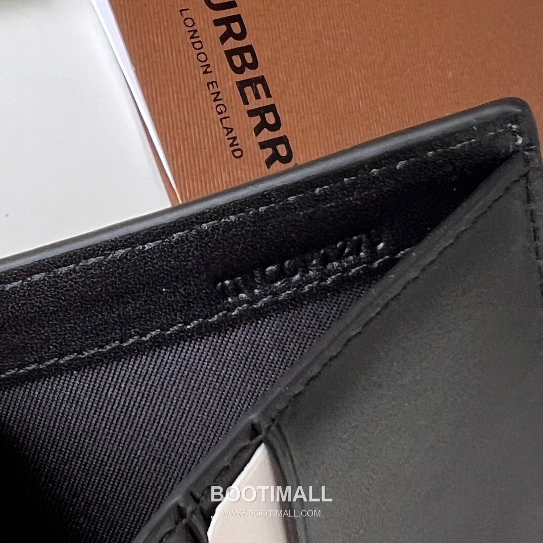 Burberry London Check Grained Calfskin Compact Bi-Fold Wallet with B Logo Detail 버버리 런던 체크 그레인 송아지 가죽 컴팩트 반지갑 B 로고 108129 9cm 8