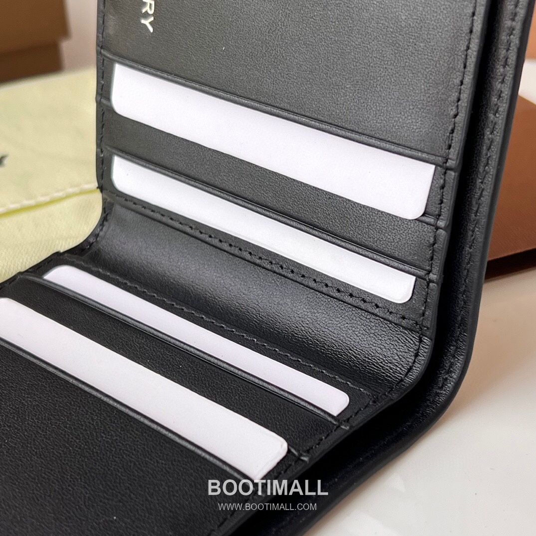 Burberry London Check Grained Calfskin Compact Bi-Fold Wallet with B Logo Detail 버버리 런던 체크 그레인 송아지 가죽 컴팩트 반지갑 B 로고 108129 9cm 9