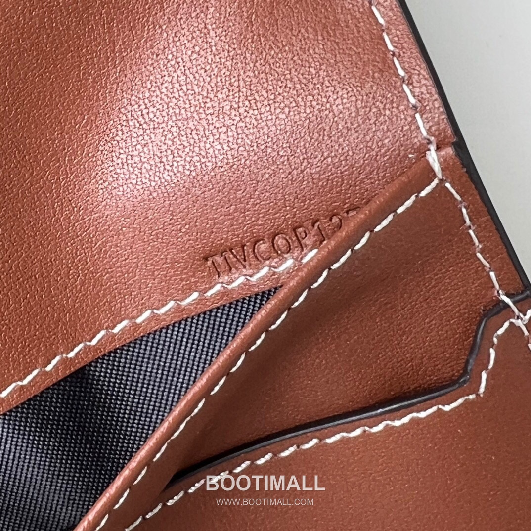 Burberry Check Canvas Calfskin Passport Holder Wallet with Folding Detail 버버리 체크 캔버스 송아지 가죽 여권지갑 폴딩 구조 173129 14cm 6