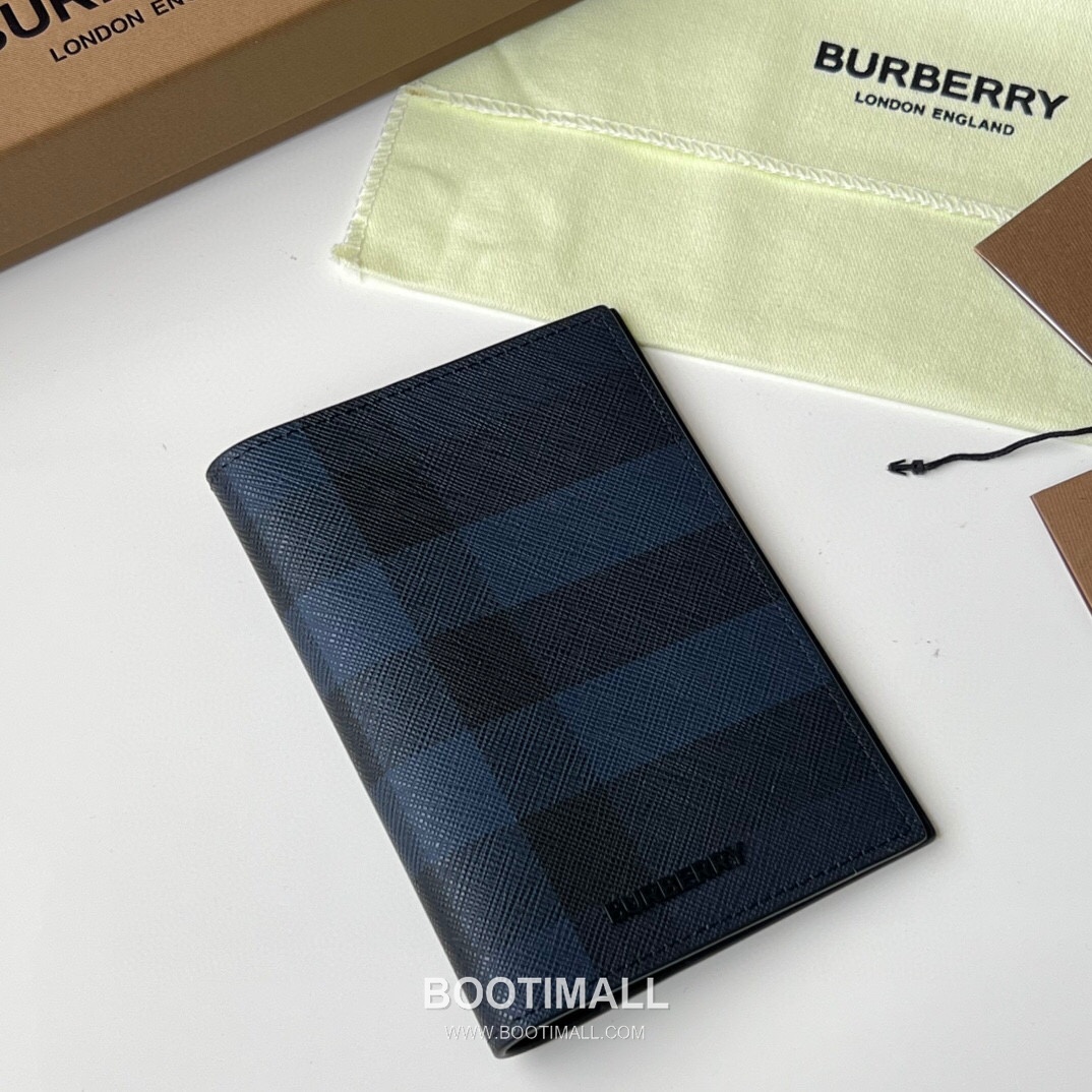 Burberry Check Canvas Calfskin Passport Holder Wallet with Folding Detail 버버리 체크 캔버스 송아지 가죽 여권지갑 폴딩 구조 173129 14cm 2