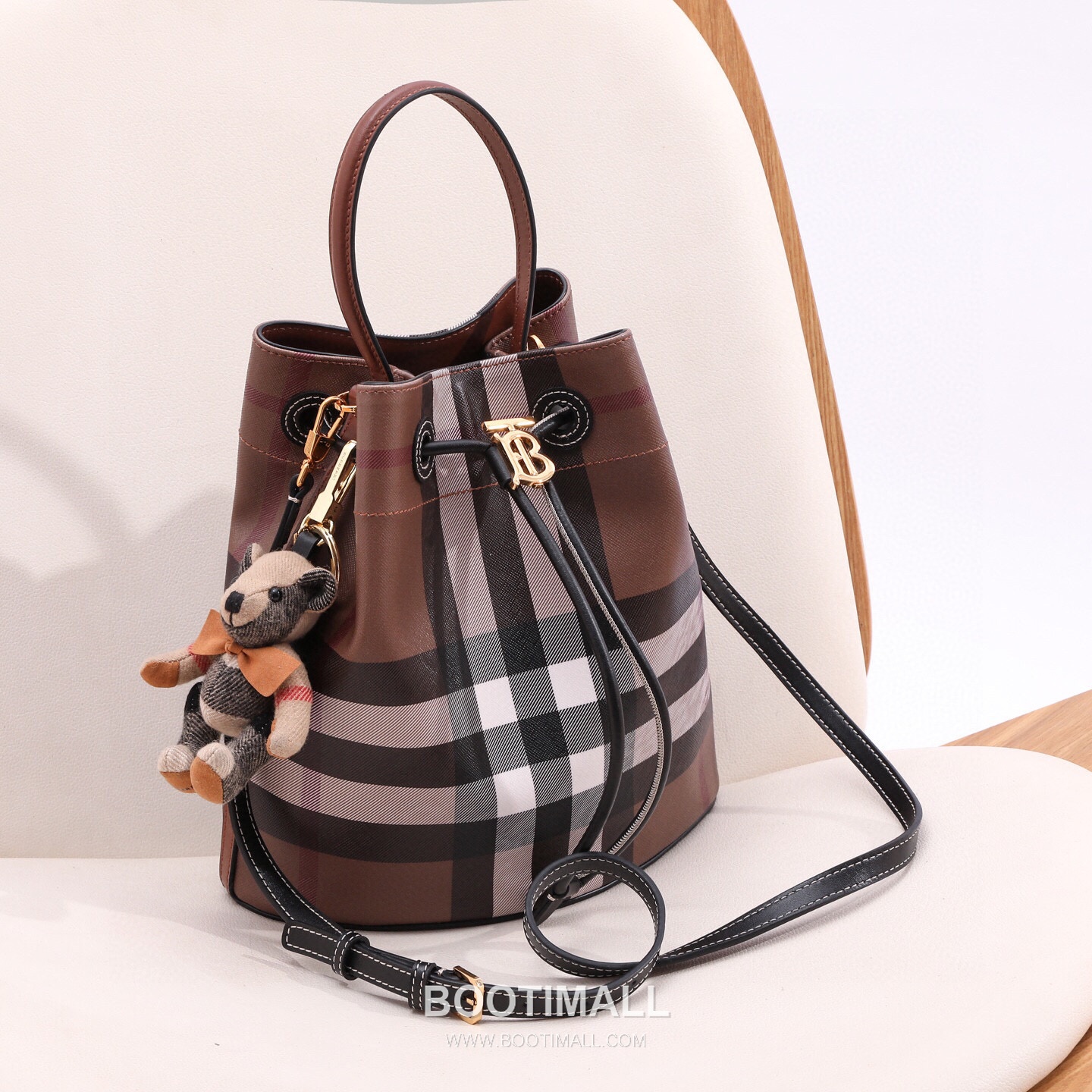 Burberry Birch Brown Check Canvas Bucket Bag with Leather Trim Detail 버버리 버치 브라운 체크 캔버스 버킷백 가죽 트림 070160 26cm 1