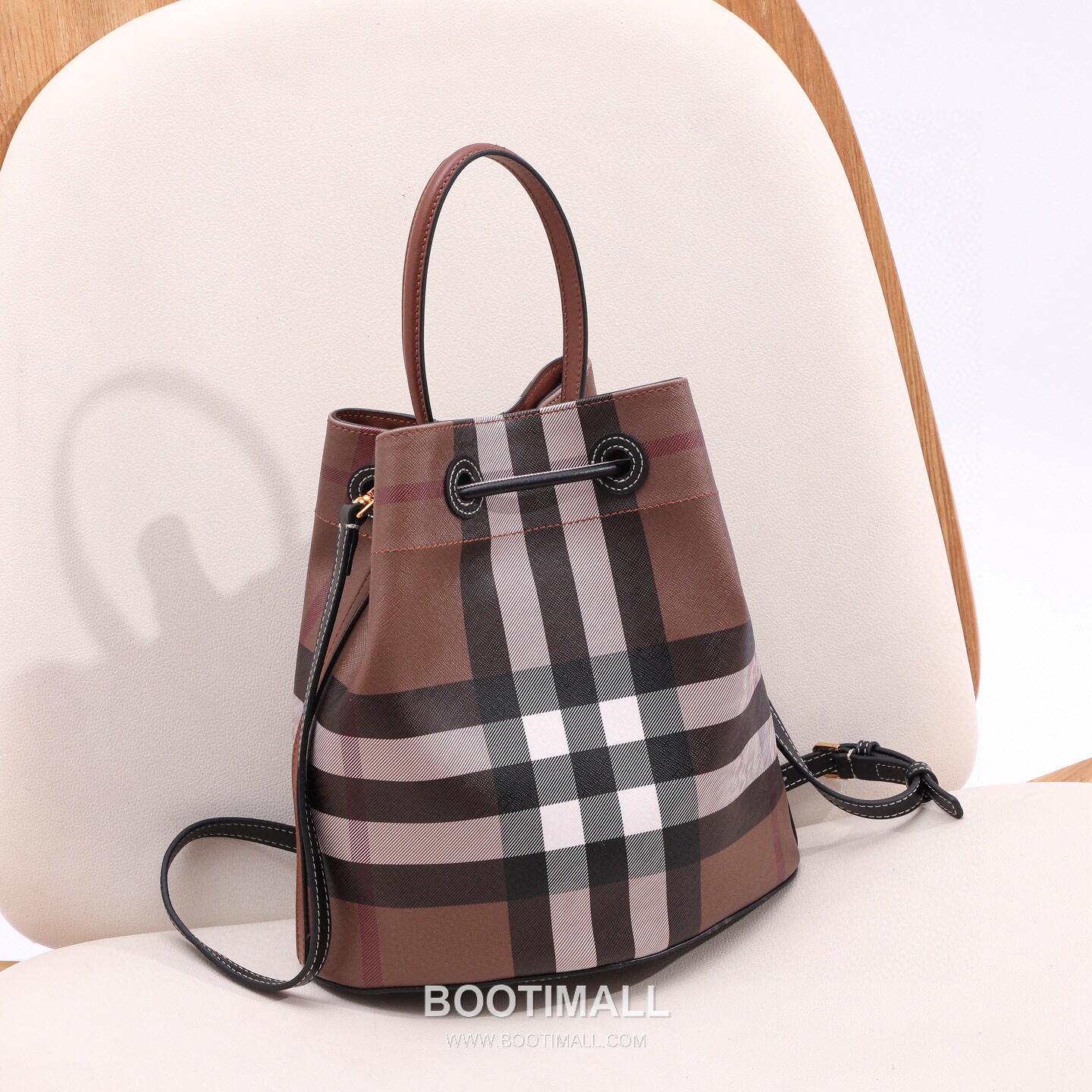 Burberry Birch Brown Check Canvas Bucket Bag with Leather Trim Detail 버버리 버치 브라운 체크 캔버스 버킷백 가죽 트림 070160 26cm 2