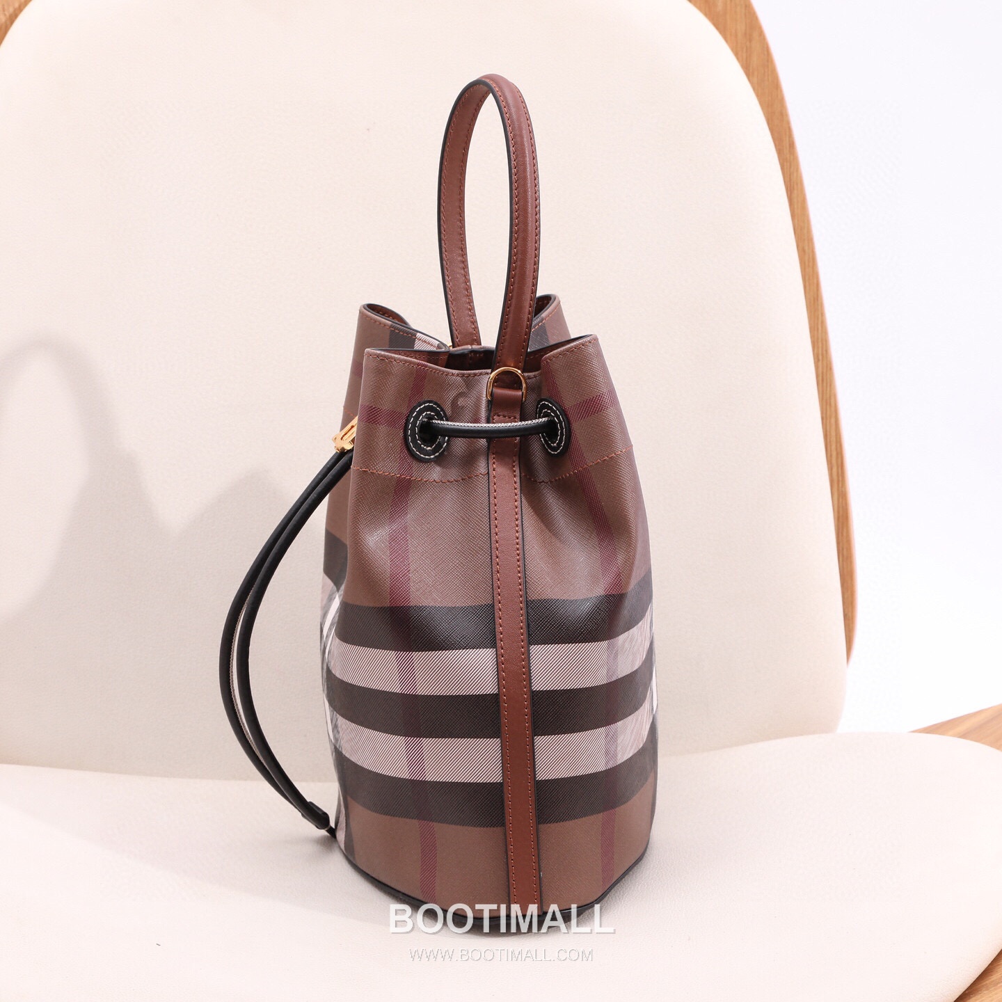 Burberry Birch Brown Check Canvas Bucket Bag with Leather Trim Detail 버버리 버치 브라운 체크 캔버스 버킷백 가죽 트림 070160 26cm 3