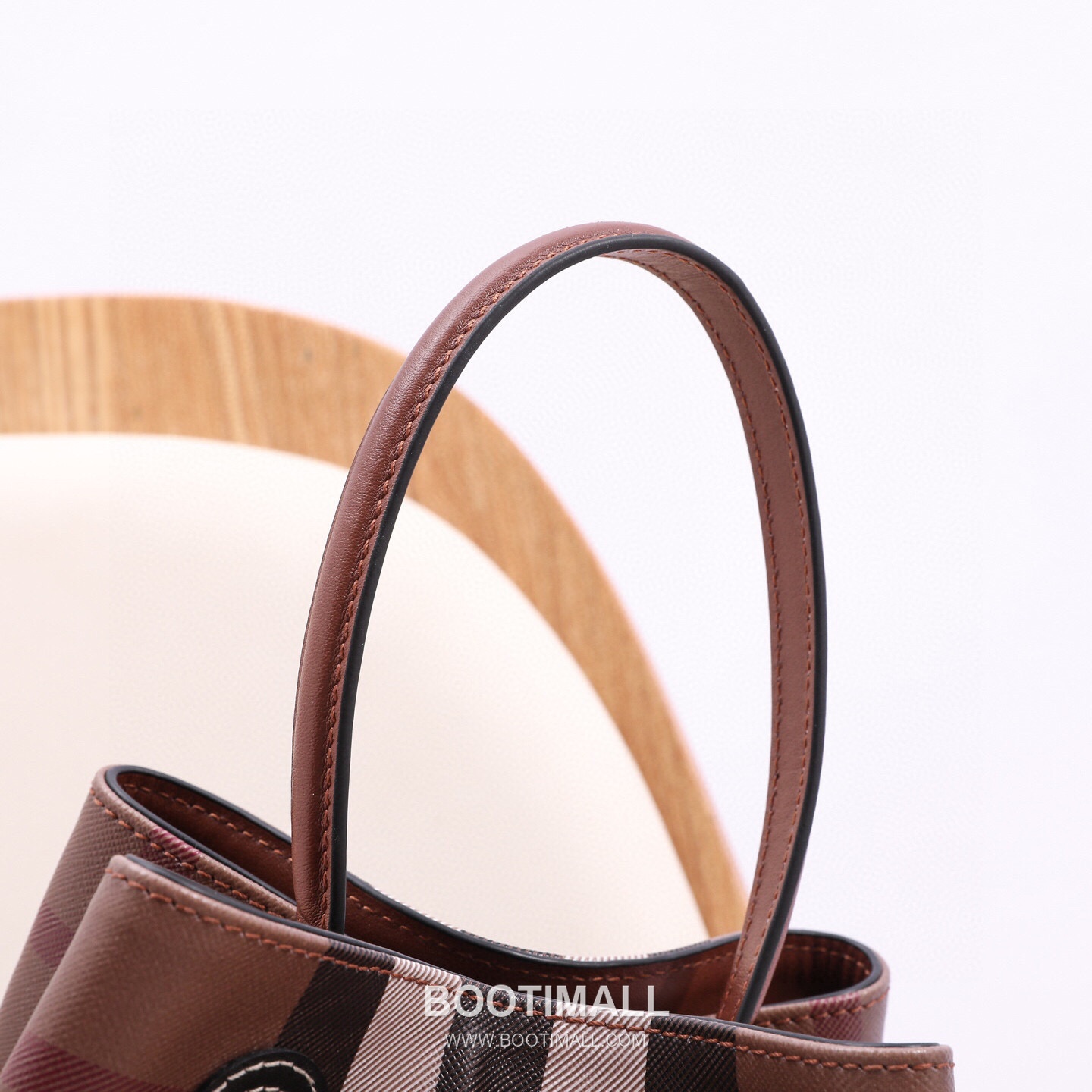 Burberry Birch Brown Check Canvas Bucket Bag with Leather Trim Detail 버버리 버치 브라운 체크 캔버스 버킷백 가죽 트림 070160 26cm 5