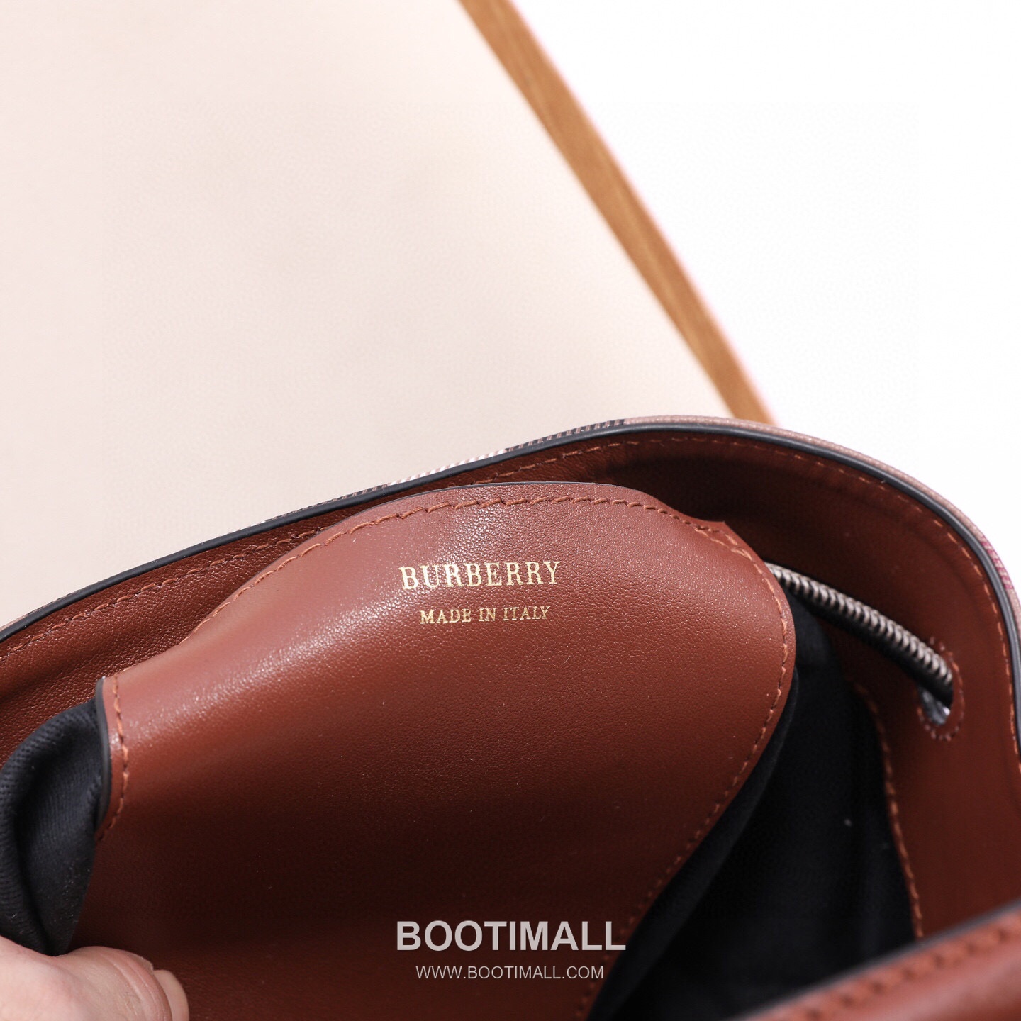 Burberry Birch Brown Check Canvas Bucket Bag with Leather Trim Detail 버버리 버치 브라운 체크 캔버스 버킷백 가죽 트림 070160 26cm 7