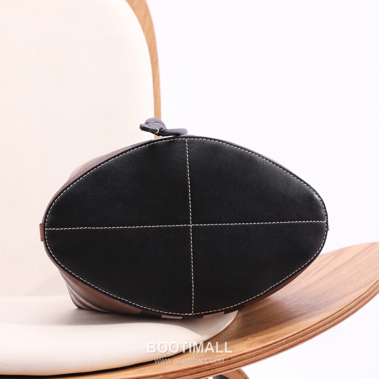 Burberry Birch Brown Check Canvas Bucket Bag with Leather Trim Detail 버버리 버치 브라운 체크 캔버스 버킷백 가죽 트림 070160 26cm 9