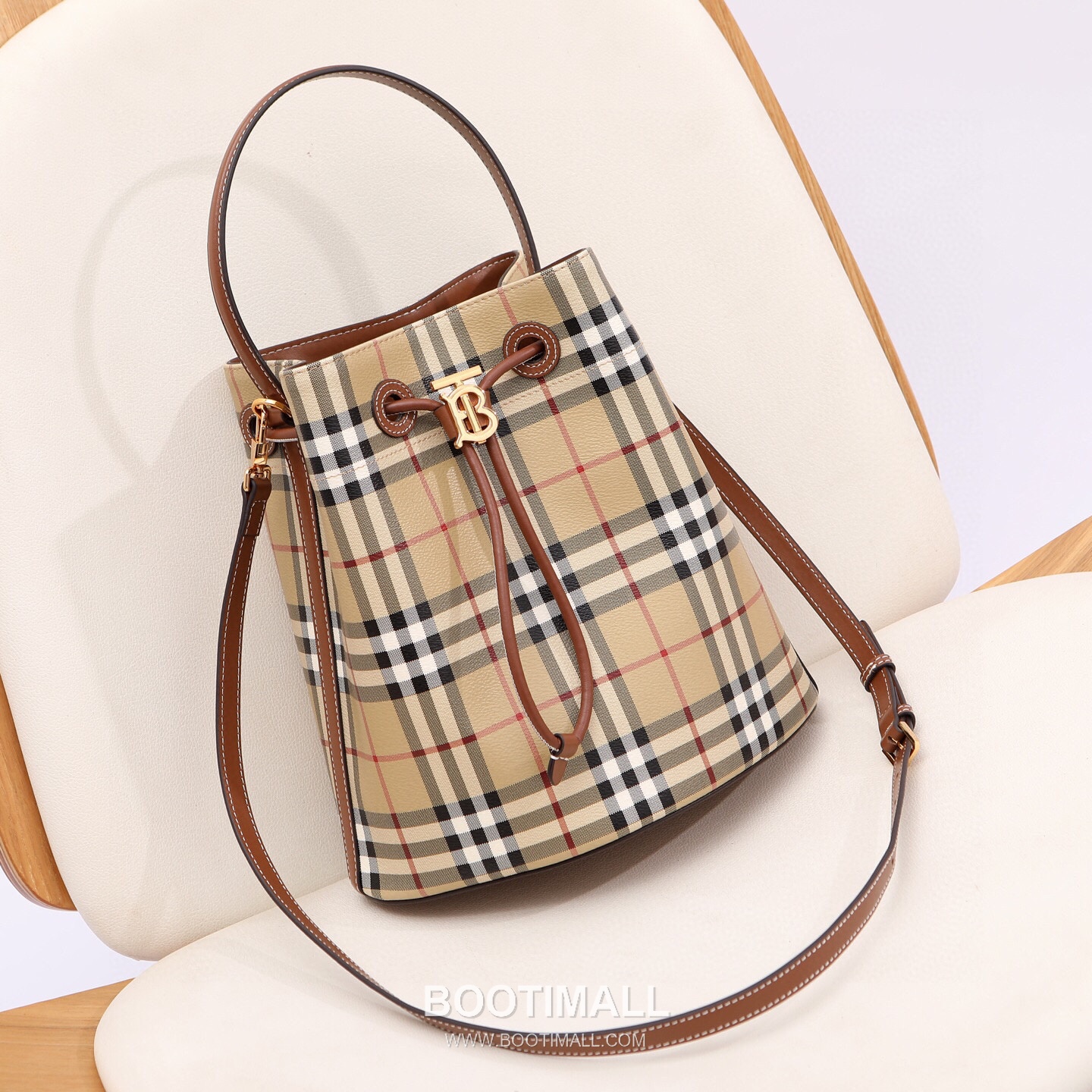 Burberry Birch Brown Check Canvas Bucket Bag with Leather Trim Detail 버버리 버치 브라운 체크 캔버스 버킷백 가죽 트림 070160 26cm 1