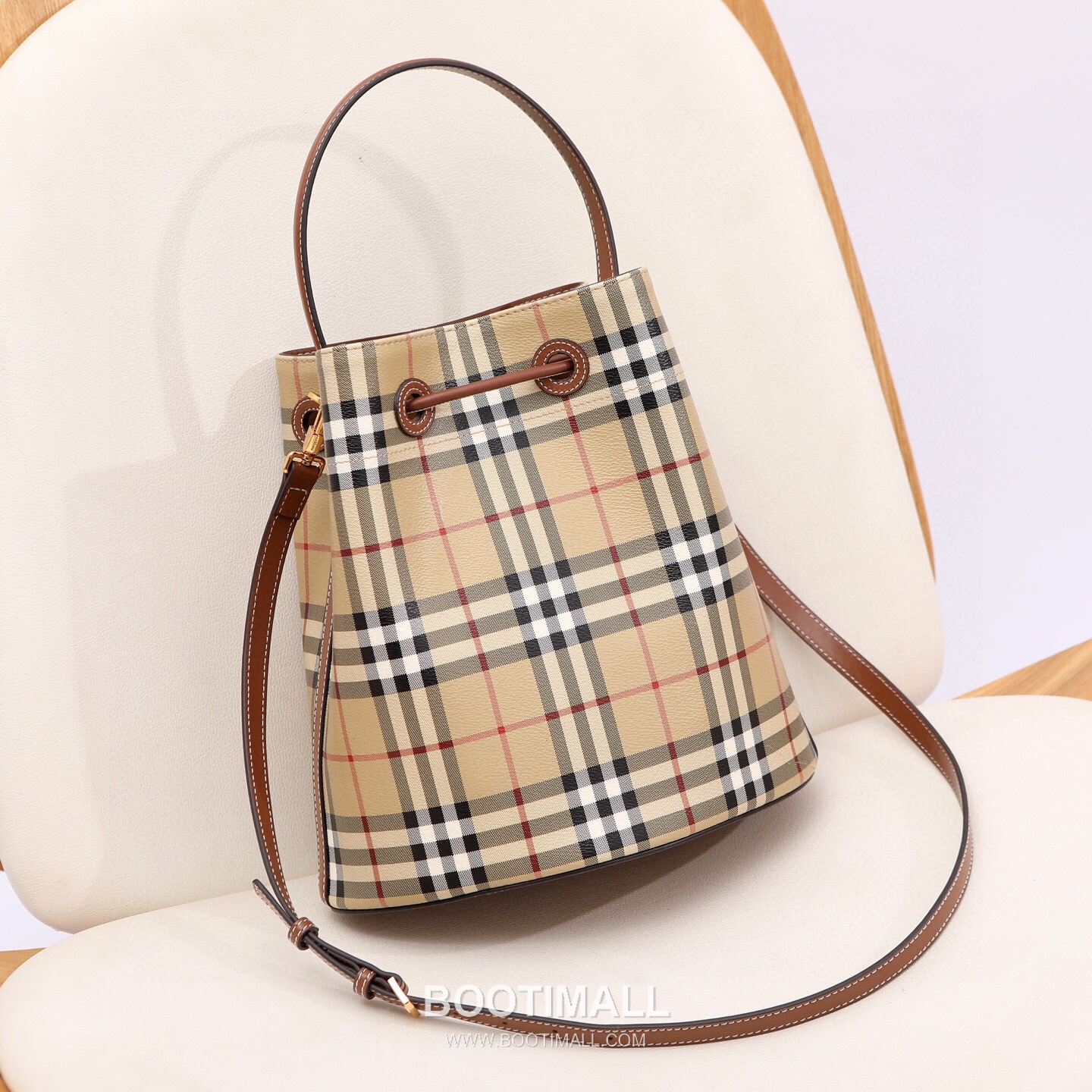 Burberry Birch Brown Check Canvas Bucket Bag with Leather Trim Detail 버버리 버치 브라운 체크 캔버스 버킷백 가죽 트림 070160 26cm 2