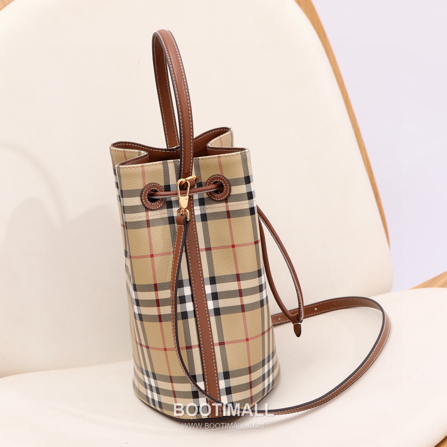 Burberry Birch Brown Check Canvas Bucket Bag with Leather Trim Detail 버버리 버치 브라운 체크 캔버스 버킷백 가죽 트림 070160 26cm 3