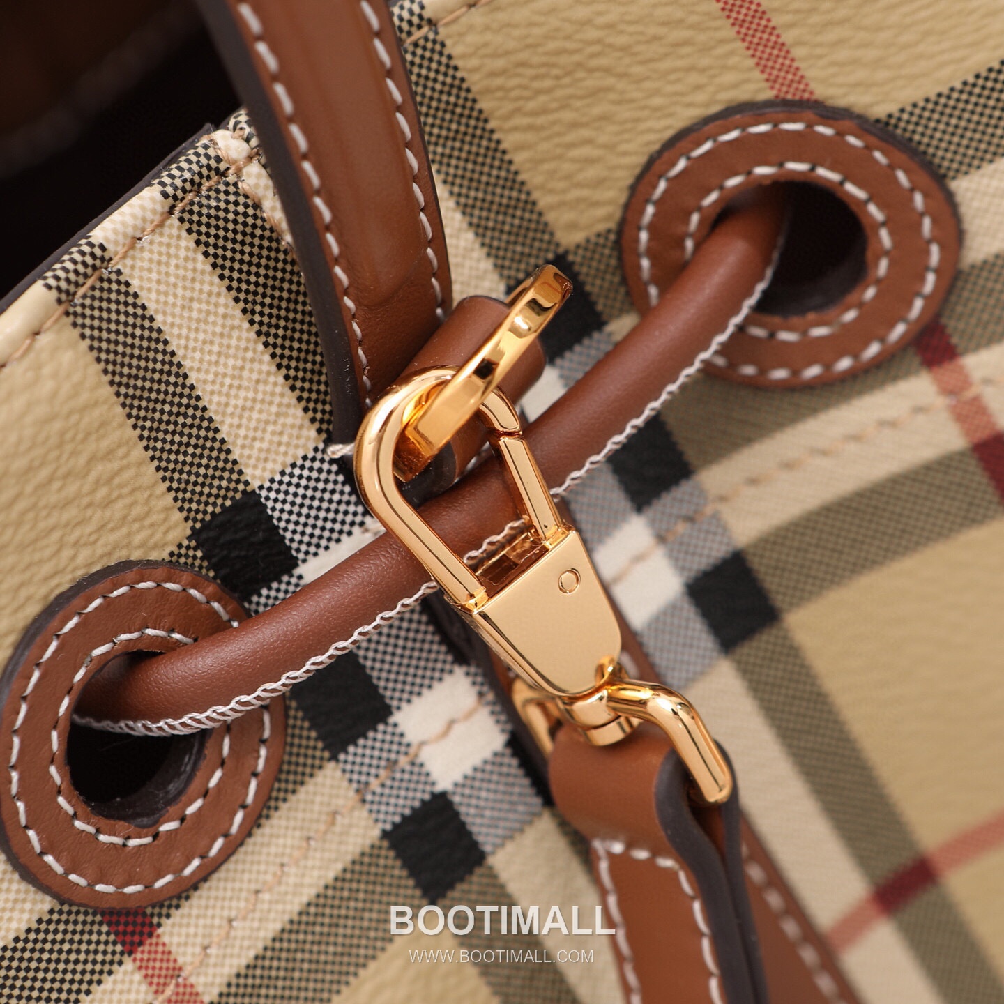 Burberry Birch Brown Check Canvas Bucket Bag with Leather Trim Detail 버버리 버치 브라운 체크 캔버스 버킷백 가죽 트림 070160 26cm 4