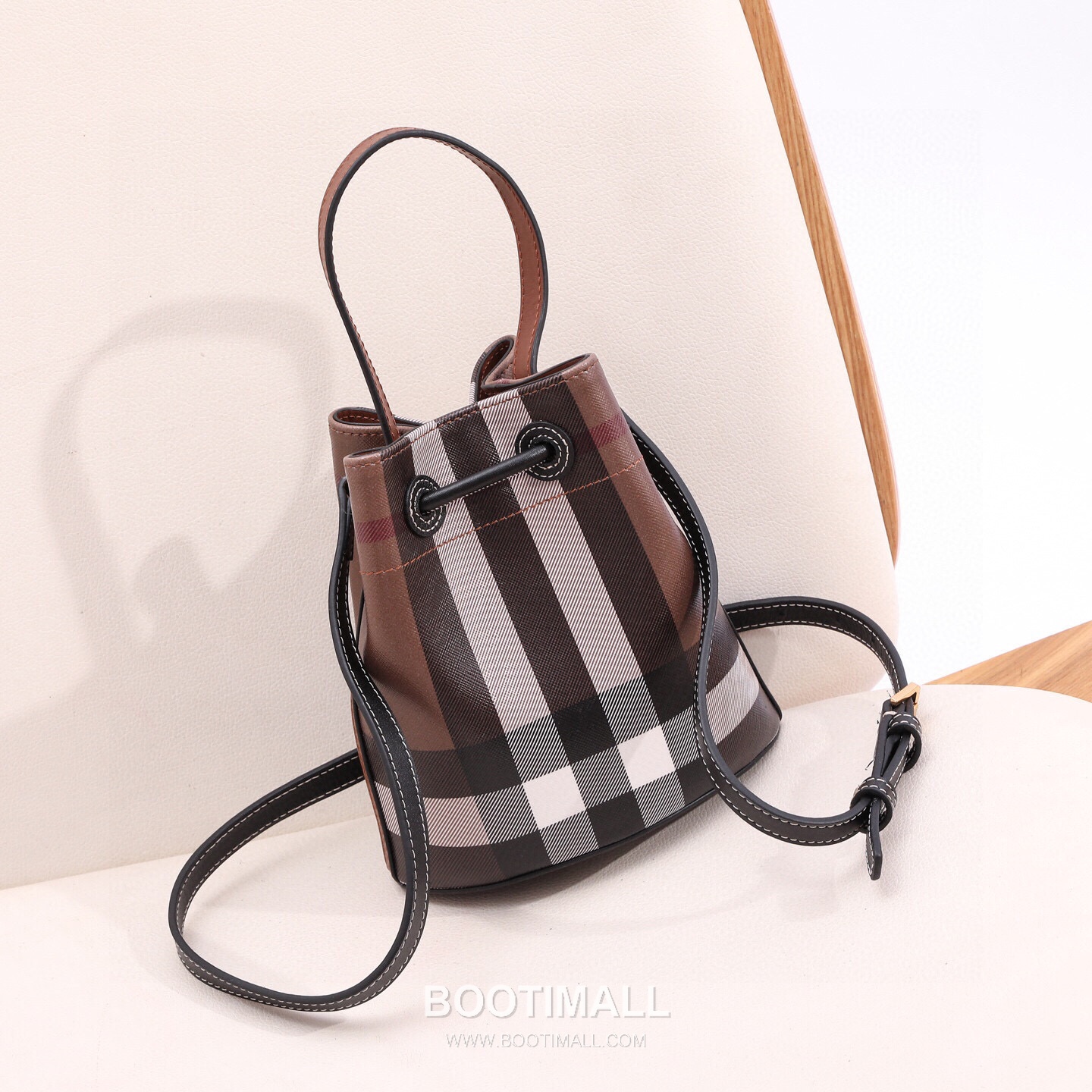 Burberry Birch Brown Check Canvas Mini Bucket Bag with Leather Trim Detail 버버리 버치 브라운 체크 캔버스 미니 버킷백 가죽 트림 213155 16.5cm 3