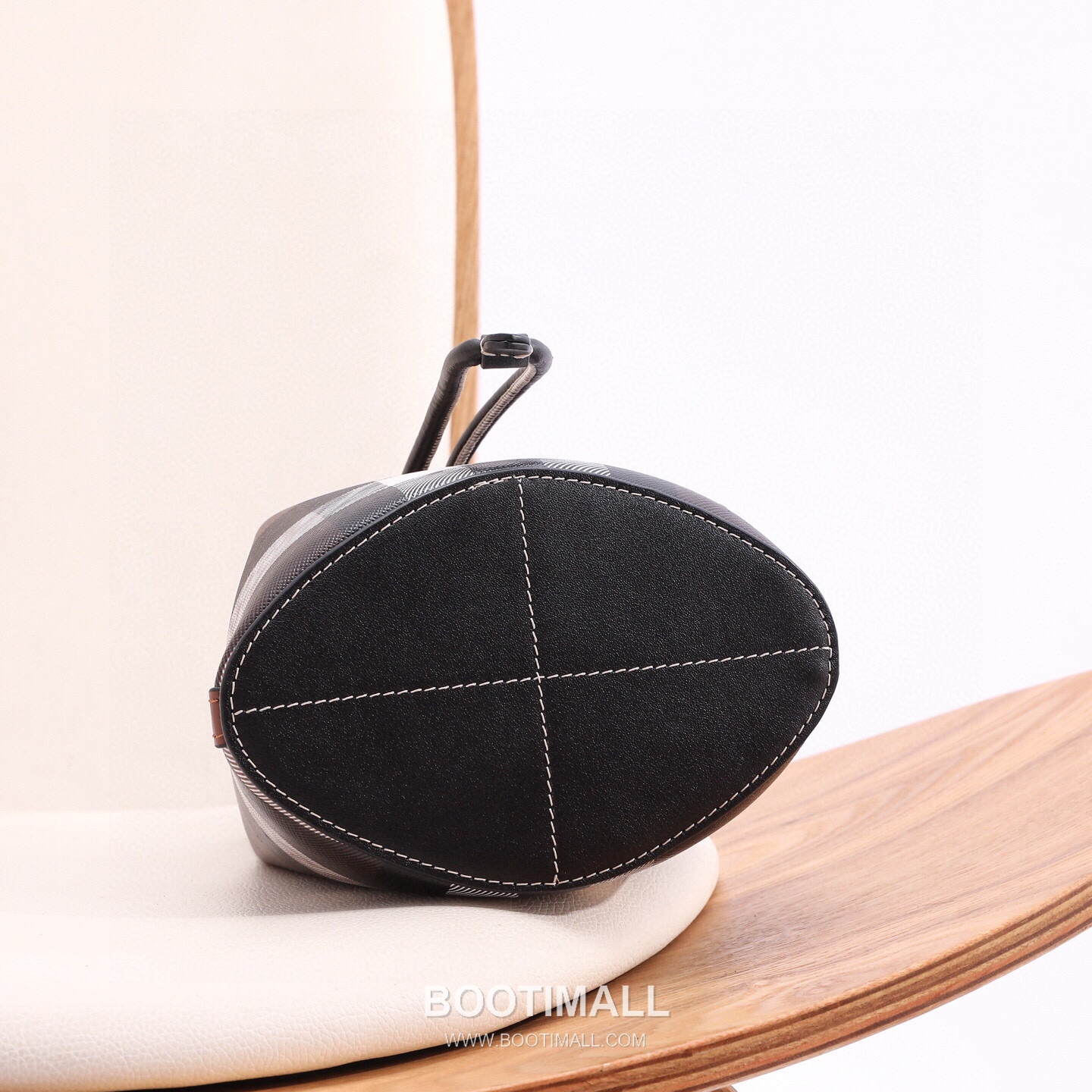 Burberry Birch Brown Check Canvas Mini Bucket Bag with Leather Trim Detail 버버리 버치 브라운 체크 캔버스 미니 버킷백 가죽 트림 213155 16.5cm 7