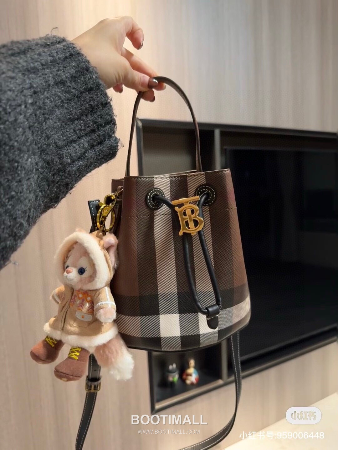 Burberry Birch Brown Check Canvas Mini Bucket Bag with Leather Trim Detail 버버리 버치 브라운 체크 캔버스 미니 버킷백 가죽 트림 213155 16.5cm 10
