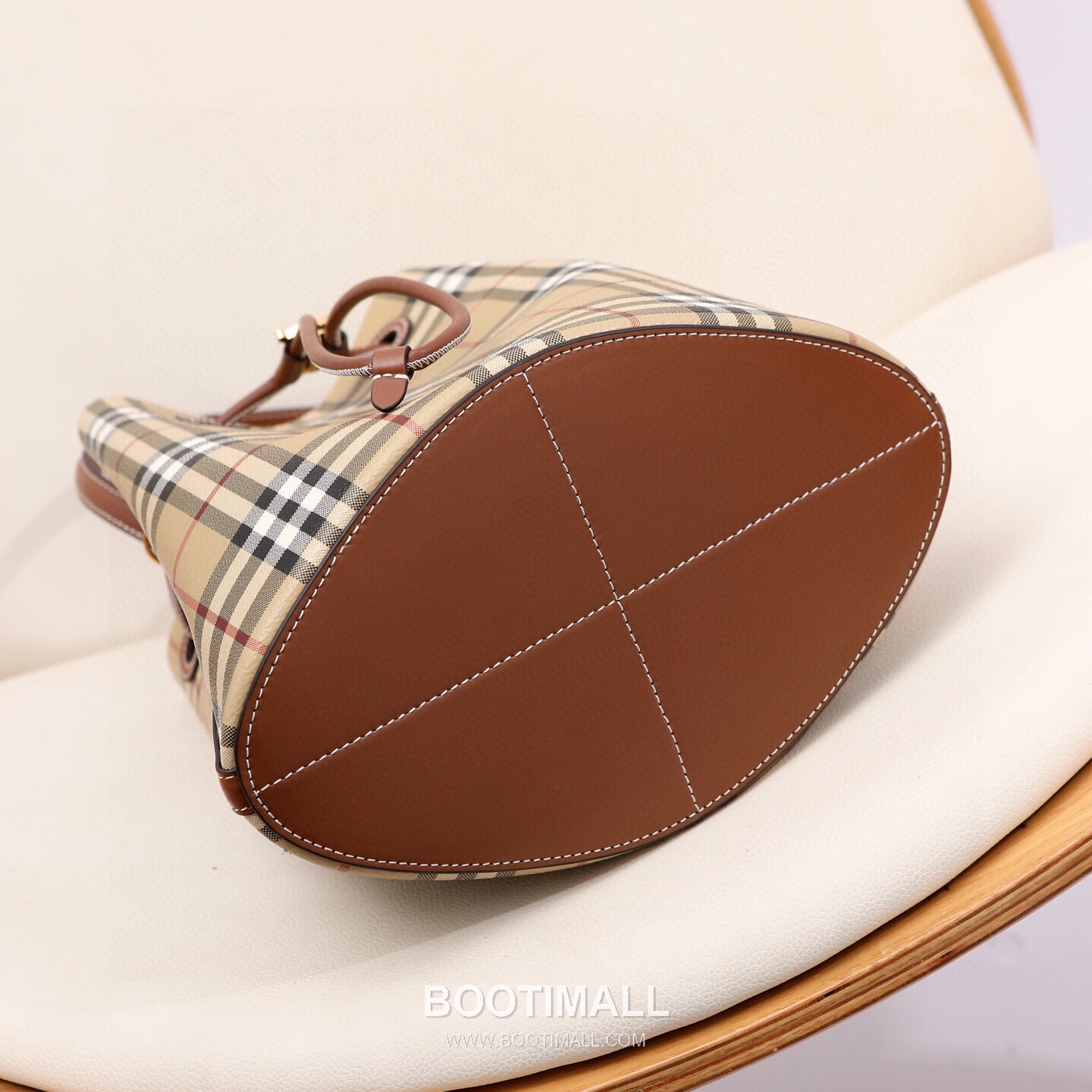 Burberry Birch Brown Check Canvas Mini Bucket Bag with Leather Trim Detail 버버리 버치 브라운 체크 캔버스 미니 버킷백 가죽 트림 213155 16.5cm 4