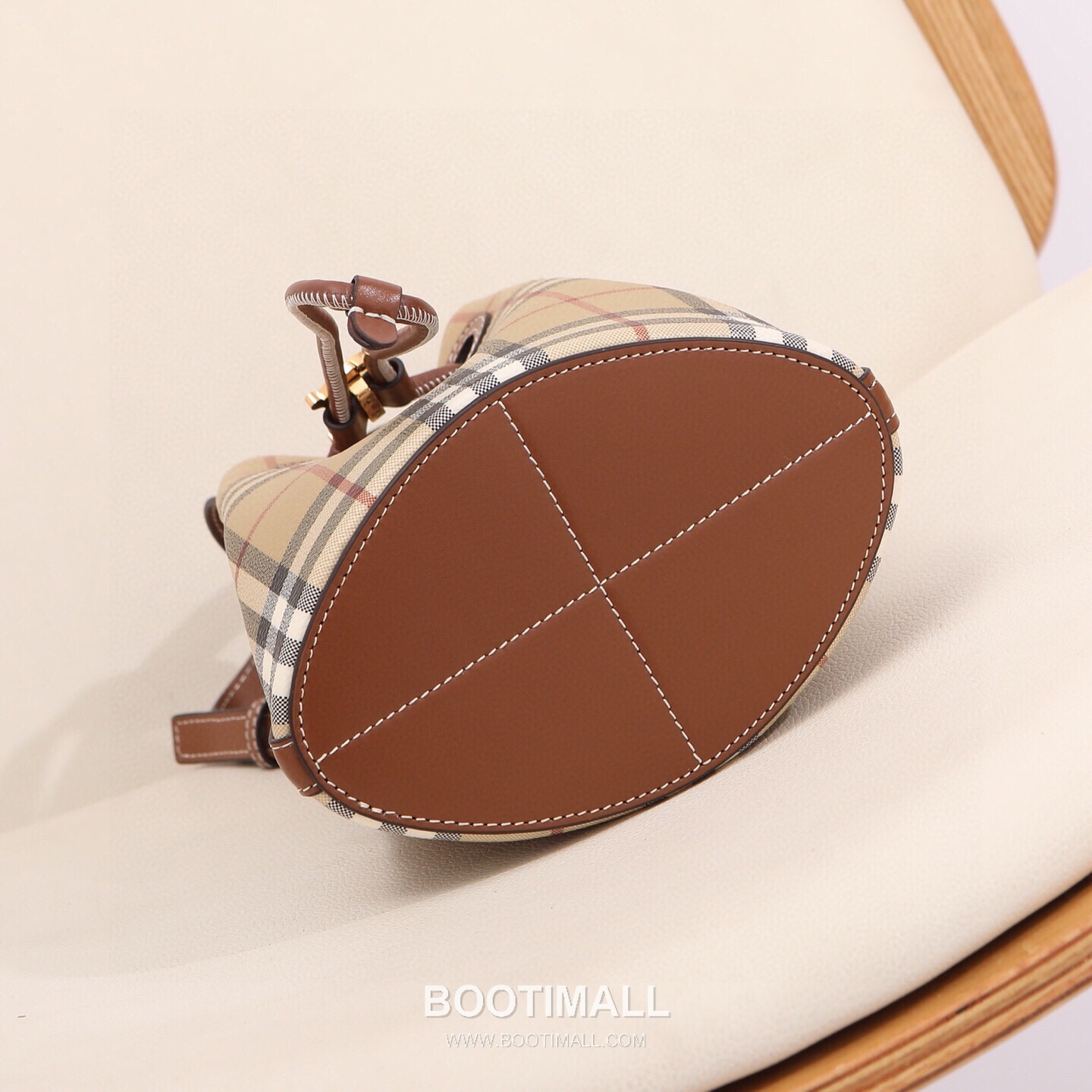 Burberry Birch Brown Check Canvas Mini Bucket Bag with Leather Trim Detail 버버리 버치 브라운 체크 캔버스 미니 버킷백 가죽 트림 213155 16.5cm 13