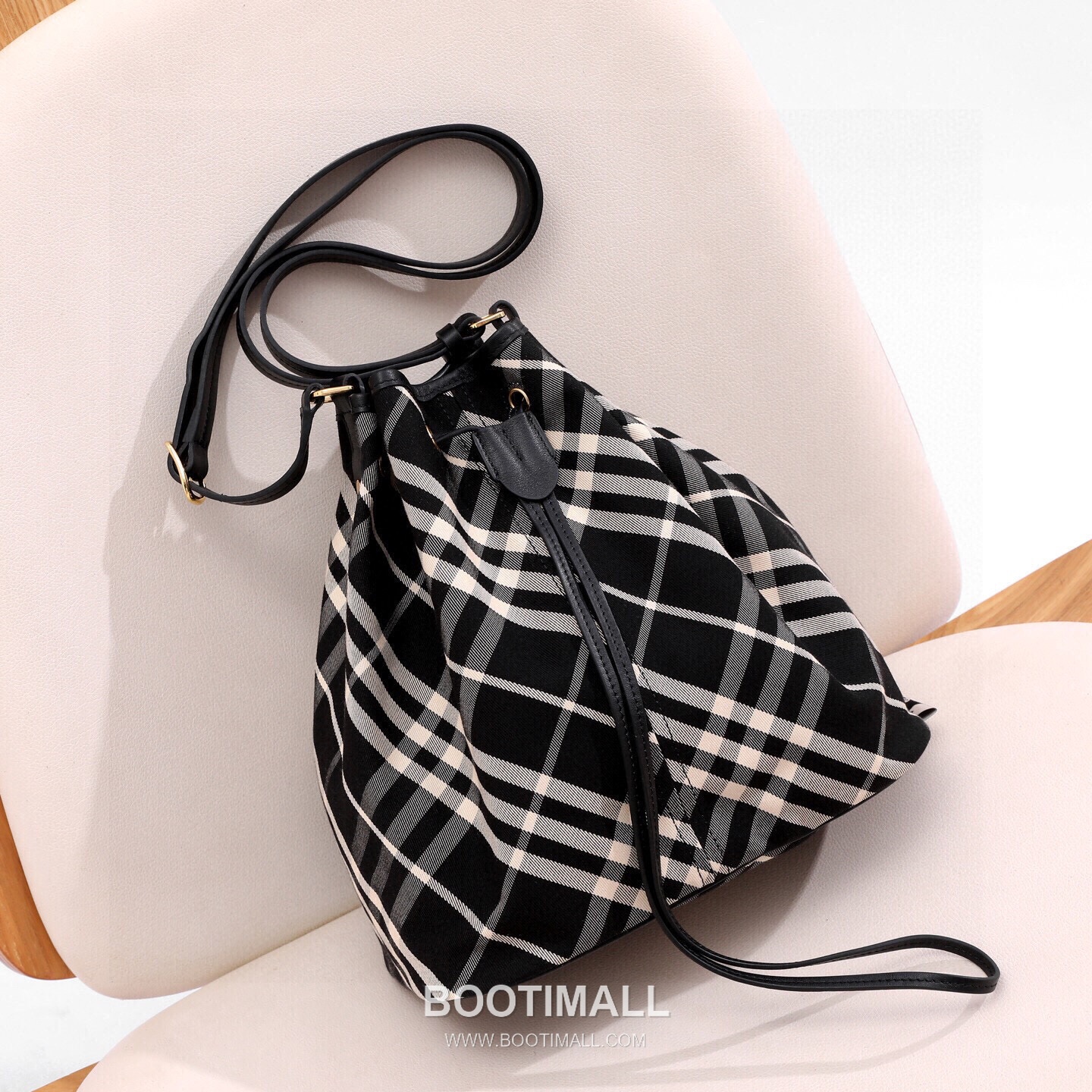 Burberry Cotton Twill Drawstring Bucket Bag with Calfskin Trim Strap Detail 버버리 코튼 트윌 드로우스트링 버킷백 카프스킨 트림 스트랩 058160 27.5cm 8