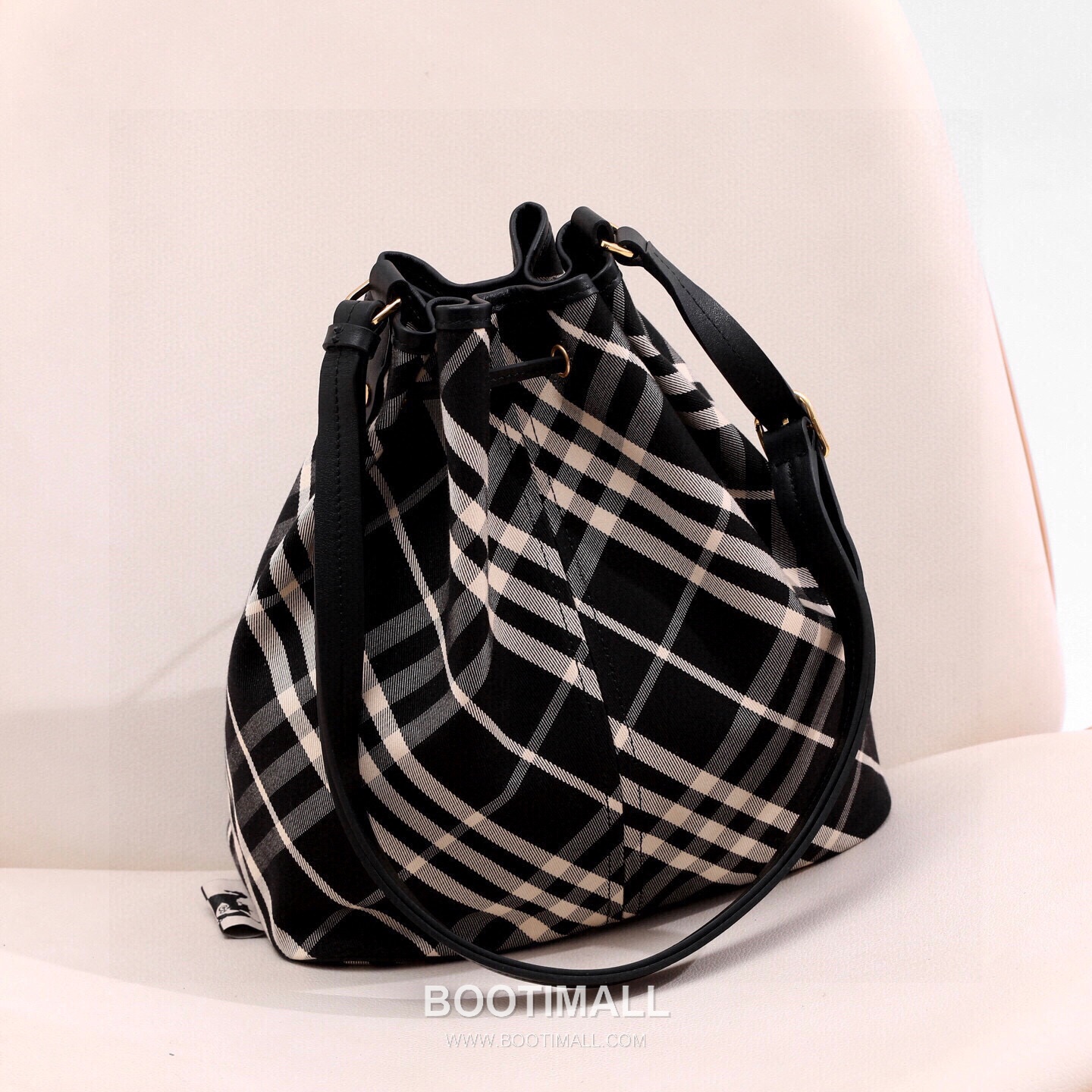 Burberry Cotton Twill Drawstring Bucket Bag with Calfskin Trim Strap Detail 버버리 코튼 트윌 드로우스트링 버킷백 카프스킨 트림 스트랩 058160 27.5cm 9