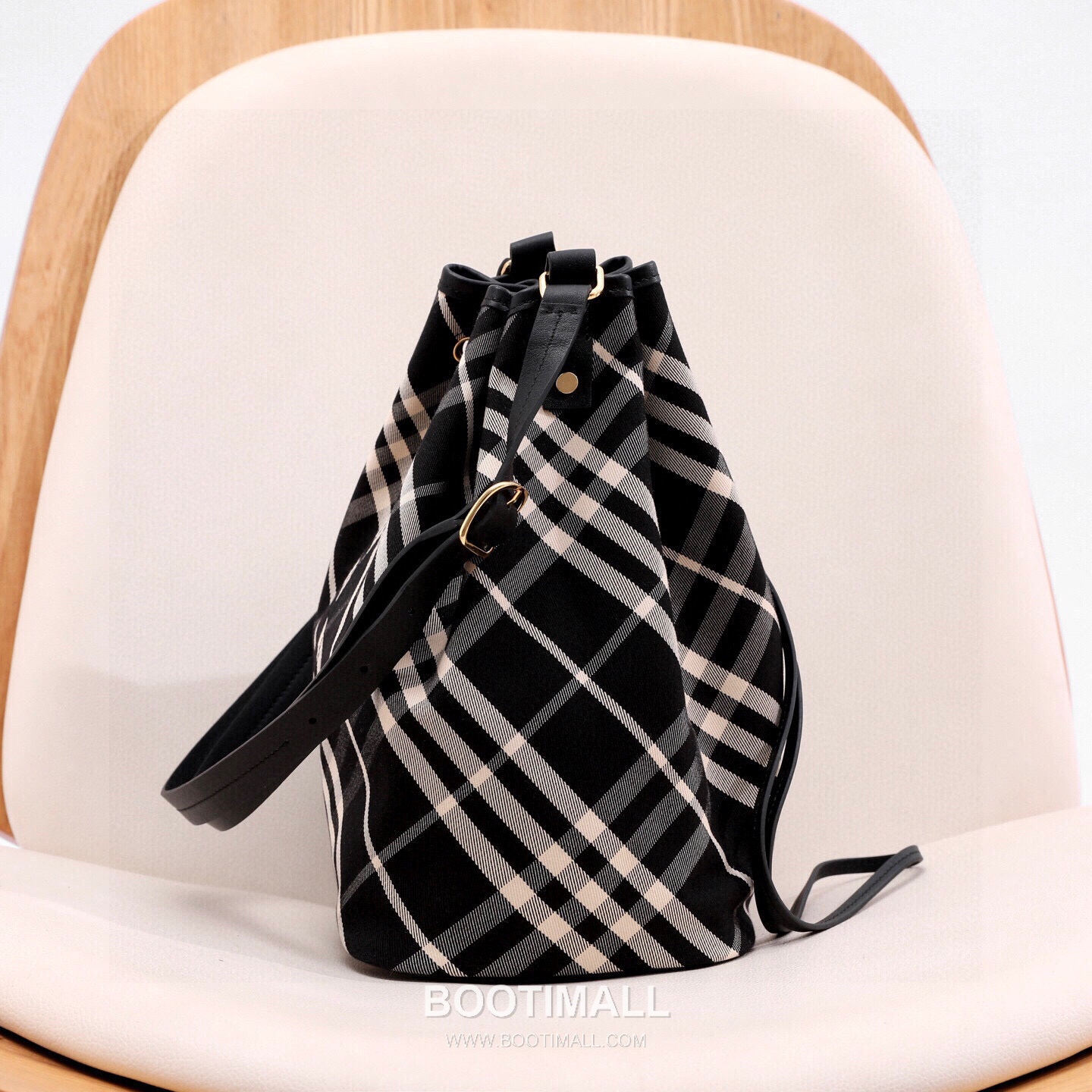 Burberry Cotton Twill Drawstring Bucket Bag with Calfskin Trim Strap Detail 버버리 코튼 트윌 드로우스트링 버킷백 카프스킨 트림 스트랩 058160 27.5cm 10