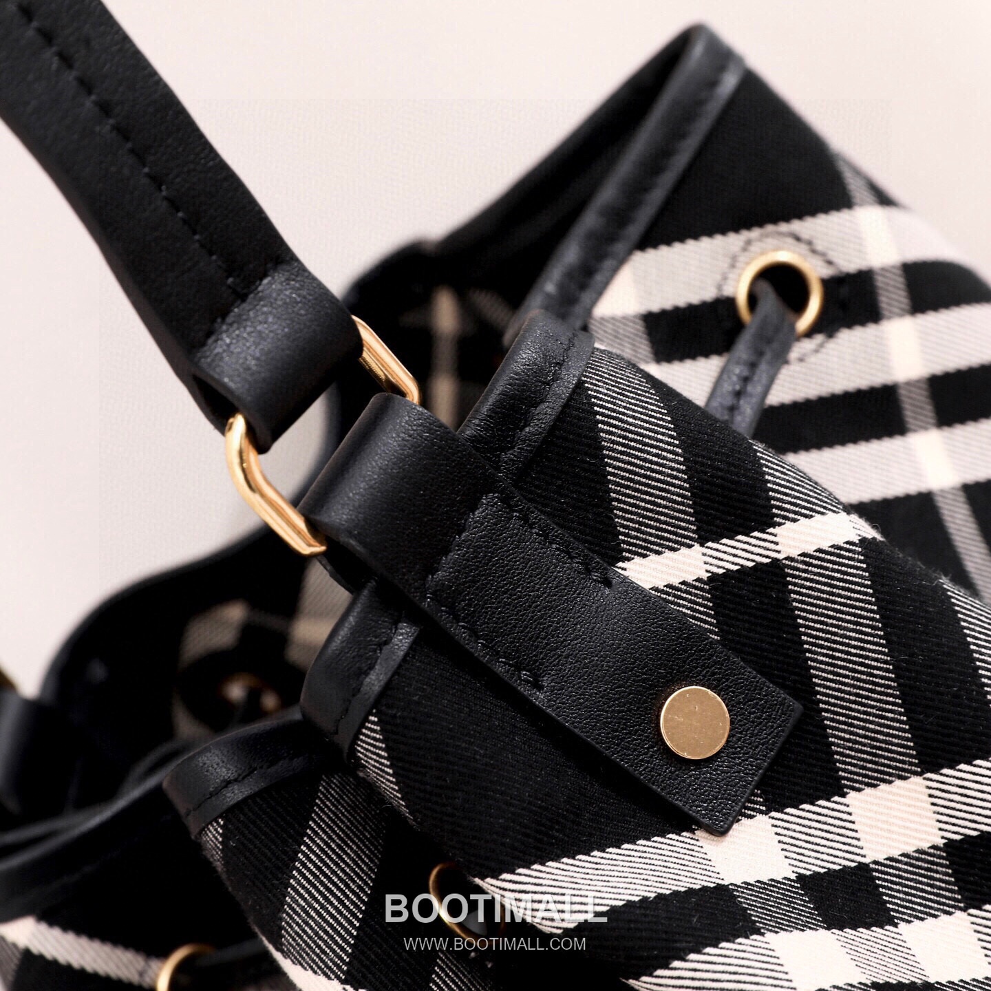 Burberry Cotton Twill Drawstring Bucket Bag with Calfskin Trim Strap Detail 버버리 코튼 트윌 드로우스트링 버킷백 카프스킨 트림 스트랩 058160 27.5cm 11