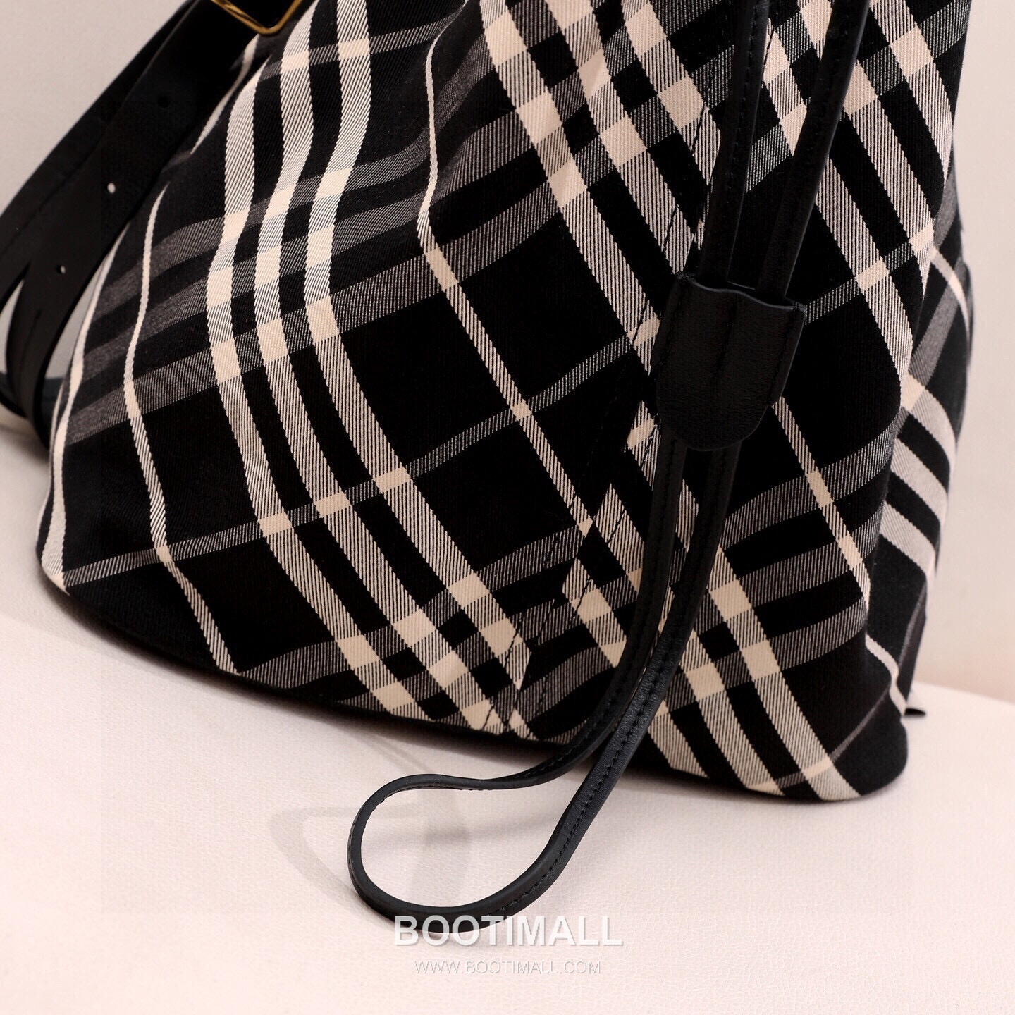 Burberry Cotton Twill Drawstring Bucket Bag with Calfskin Trim Strap Detail 버버리 코튼 트윌 드로우스트링 버킷백 카프스킨 트림 스트랩 058160 27.5cm 13