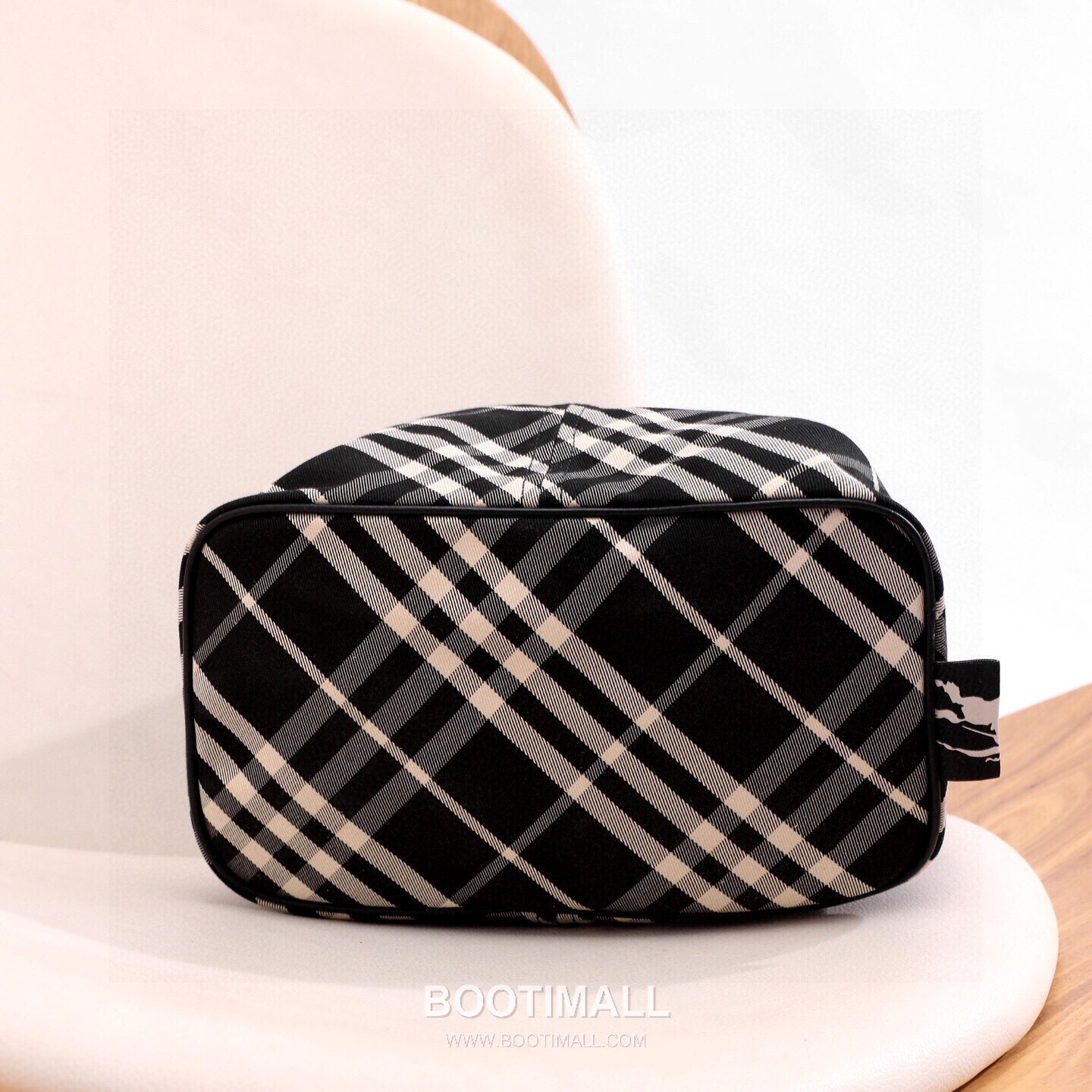 Burberry Cotton Twill Drawstring Bucket Bag with Calfskin Trim Strap Detail 버버리 코튼 트윌 드로우스트링 버킷백 카프스킨 트림 스트랩 058160 27.5cm 15