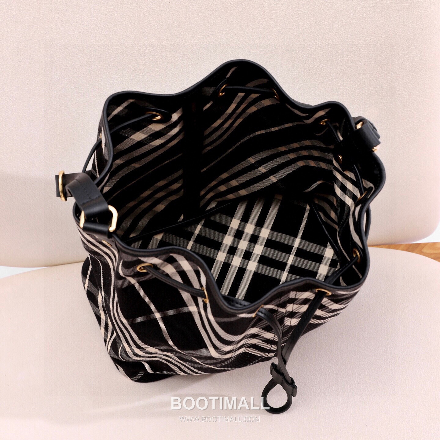 Burberry Cotton Twill Drawstring Bucket Bag with Calfskin Trim Strap Detail 버버리 코튼 트윌 드로우스트링 버킷백 카프스킨 트림 스트랩 058160 27.5cm 16