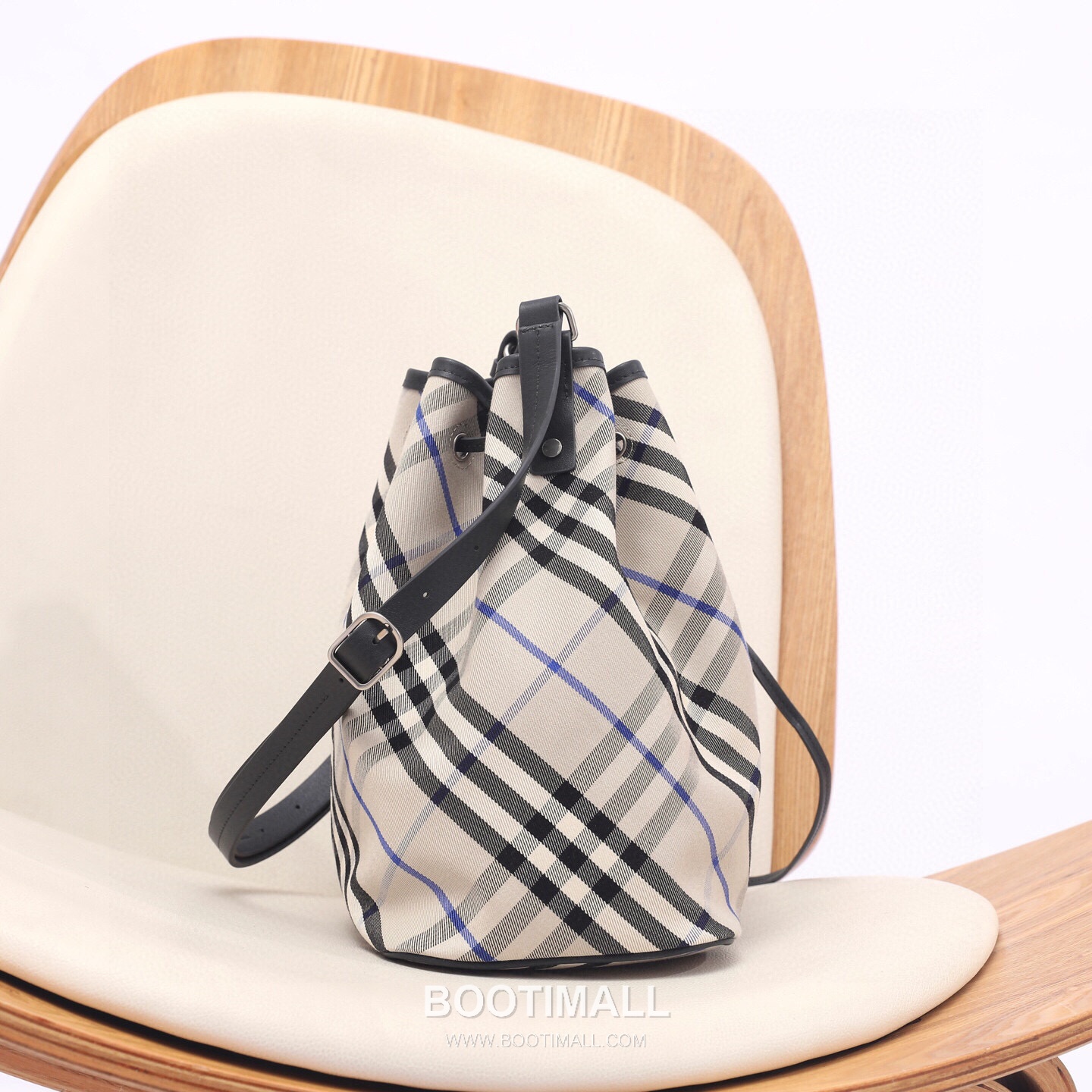 Burberry Cotton Twill Drawstring Bucket Bag with Calfskin Trim Strap Detail 버버리 코튼 트윌 드로우스트링 버킷백 카프스킨 트림 스트랩 058160 27.5cm 3