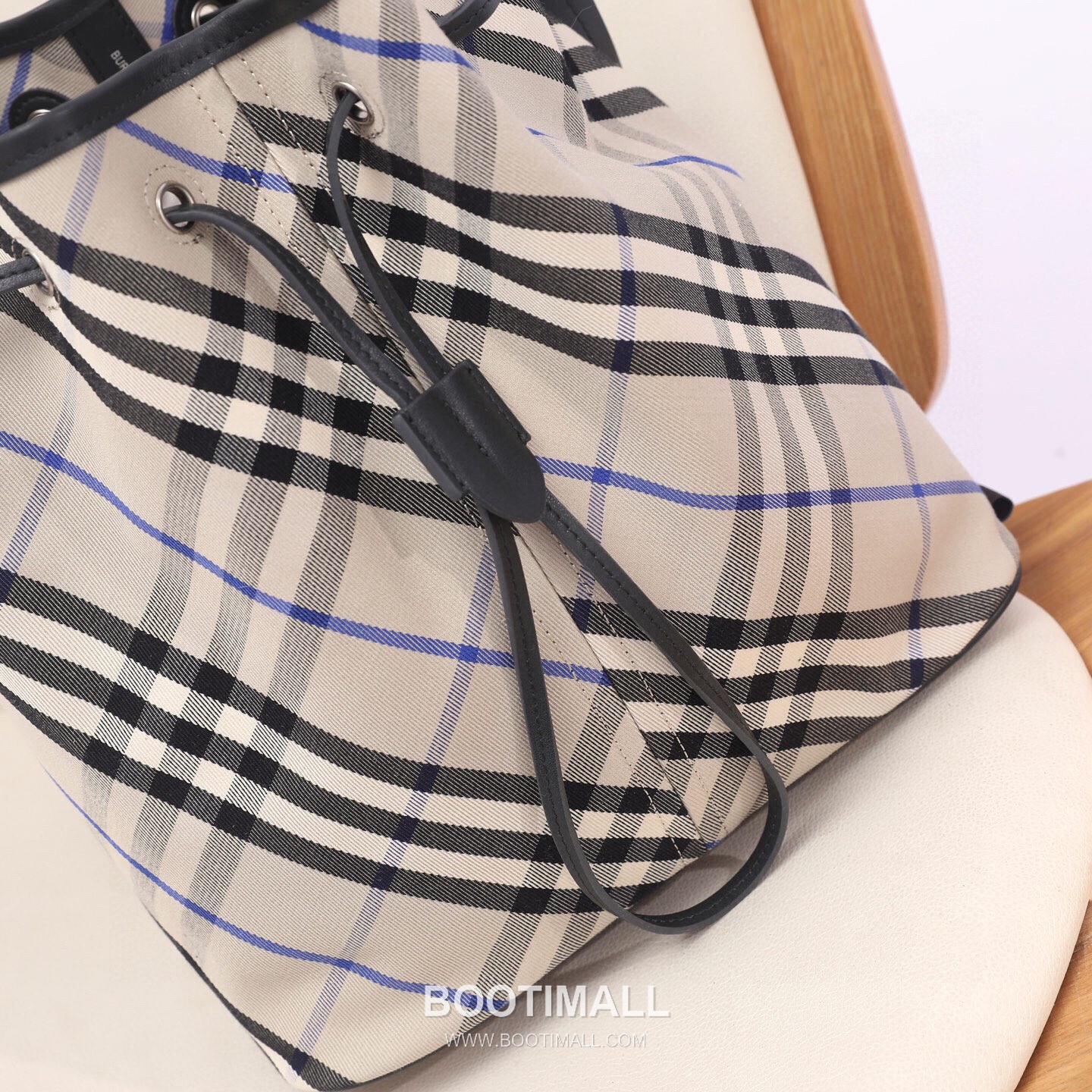 Burberry Cotton Twill Drawstring Bucket Bag with Calfskin Trim Strap Detail 버버리 코튼 트윌 드로우스트링 버킷백 카프스킨 트림 스트랩 058160 27.5cm 4