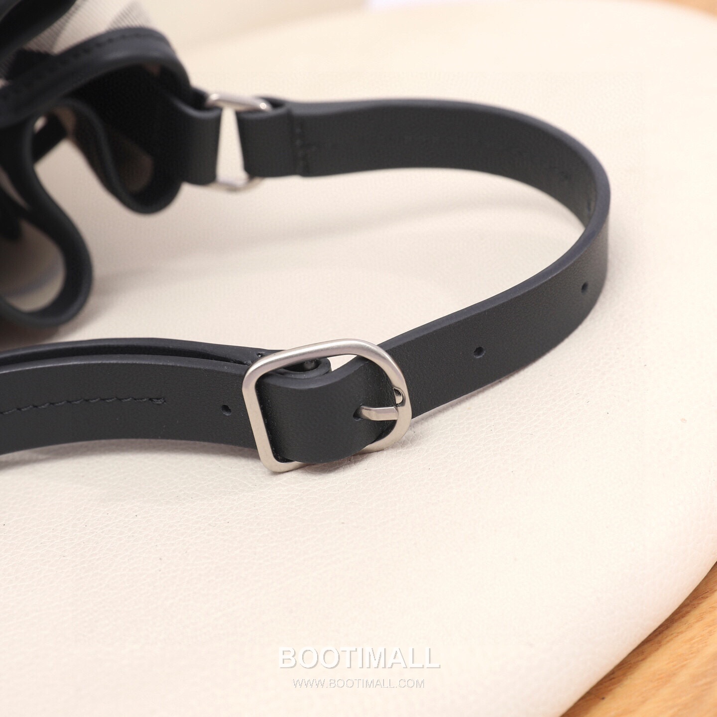 Burberry Cotton Twill Drawstring Bucket Bag with Calfskin Trim Strap Detail 버버리 코튼 트윌 드로우스트링 버킷백 카프스킨 트림 스트랩 058160 27.5cm 6