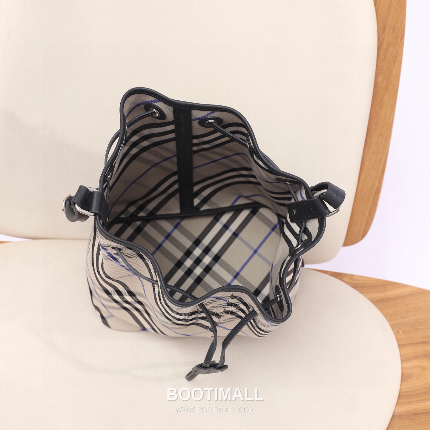 Burberry Cotton Twill Drawstring Bucket Bag with Calfskin Trim Strap Detail 버버리 코튼 트윌 드로우스트링 버킷백 카프스킨 트림 스트랩 058160 27.5cm 8