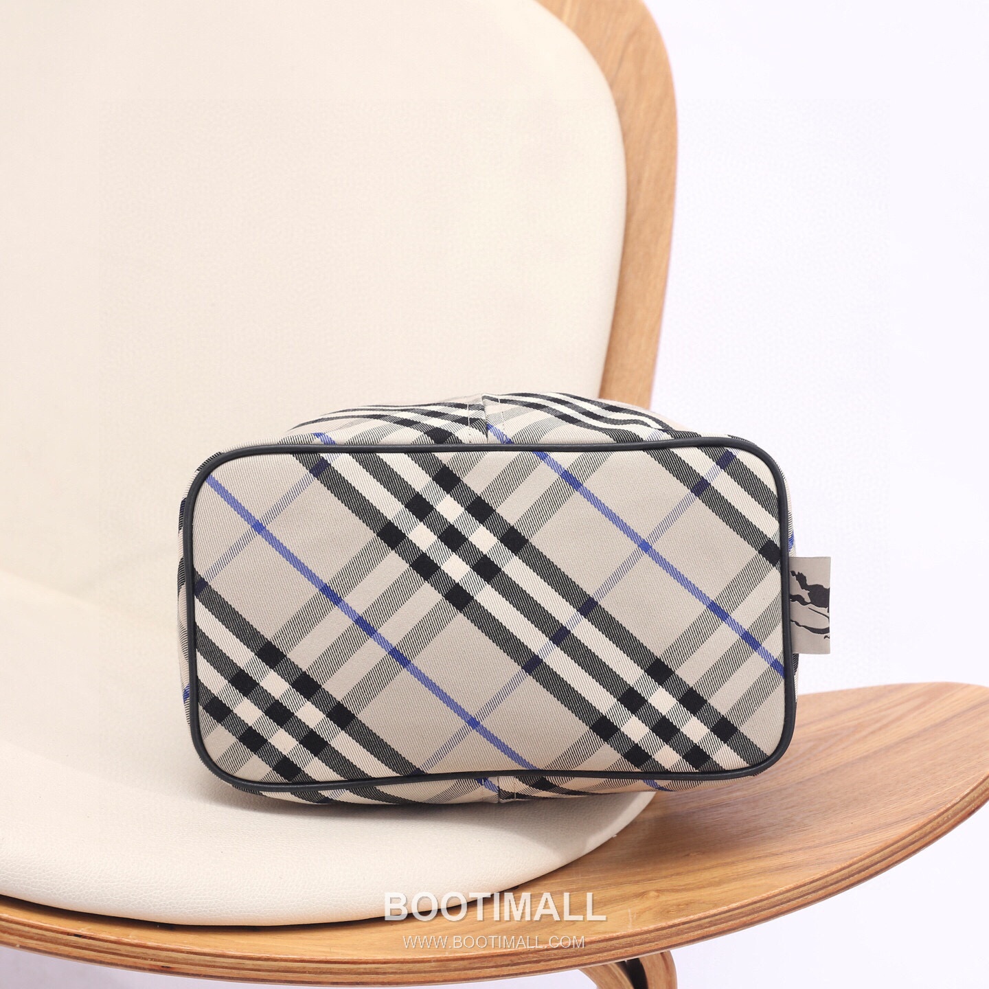 Burberry Cotton Twill Drawstring Bucket Bag with Calfskin Trim Strap Detail 버버리 코튼 트윌 드로우스트링 버킷백 카프스킨 트림 스트랩 058160 27.5cm 9