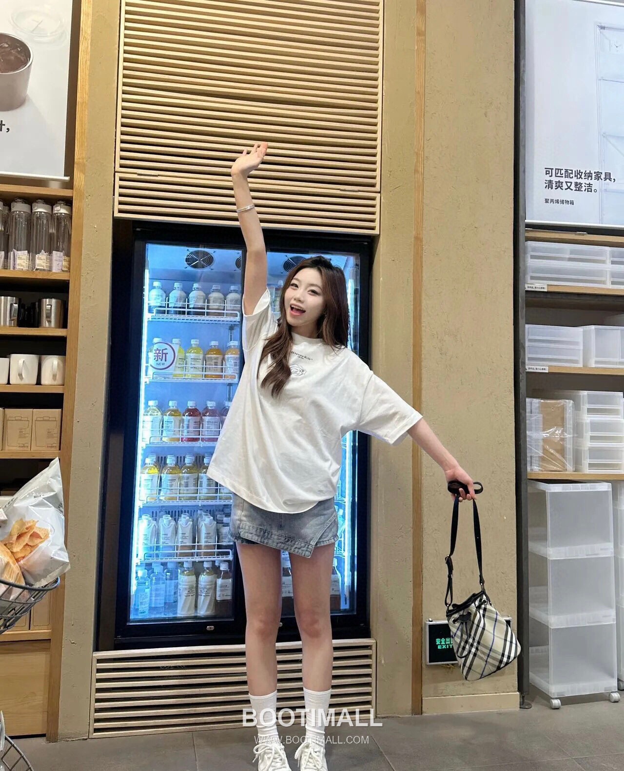 Burberry Lightweight Canvas Crossbody Bucket Bag with Adjustable Strap Detail 버버리 경량 캔버스 크로스바디 버킷백 조절 스트랩 056155 17.5cm 5