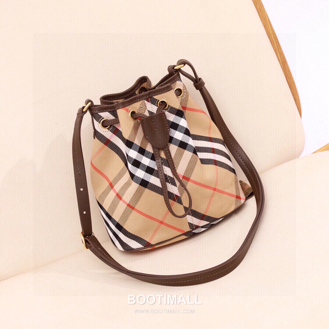 Burberry Lightweight Canvas Crossbody Bucket Bag with Adjustable Strap Detail 버버리 경량 캔버스 크로스바디 버킷백 조절 스트랩 056155 17.5cm 7